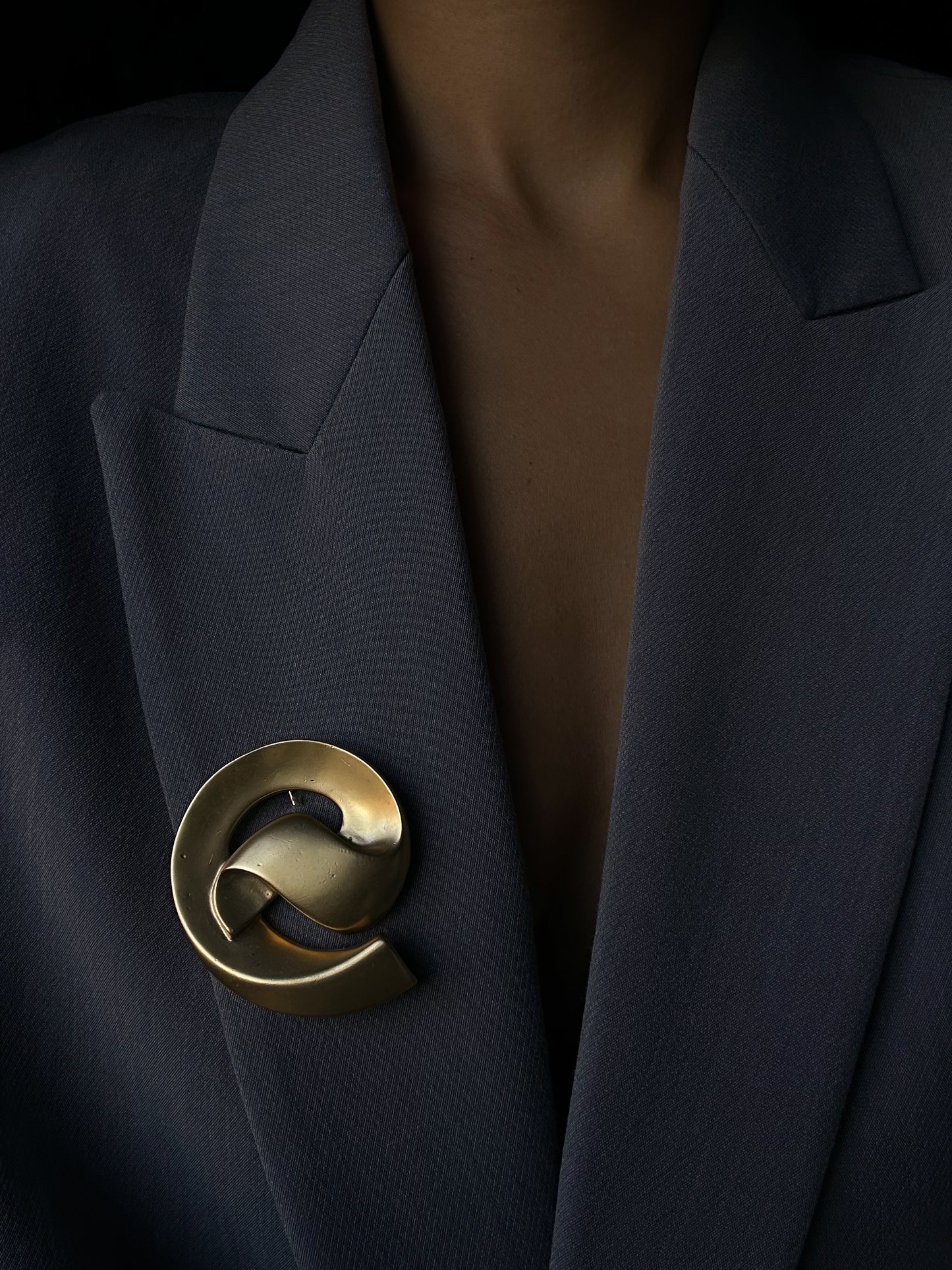 Matte Gold Tone Swirl Brooch|Vintage Baazaar 