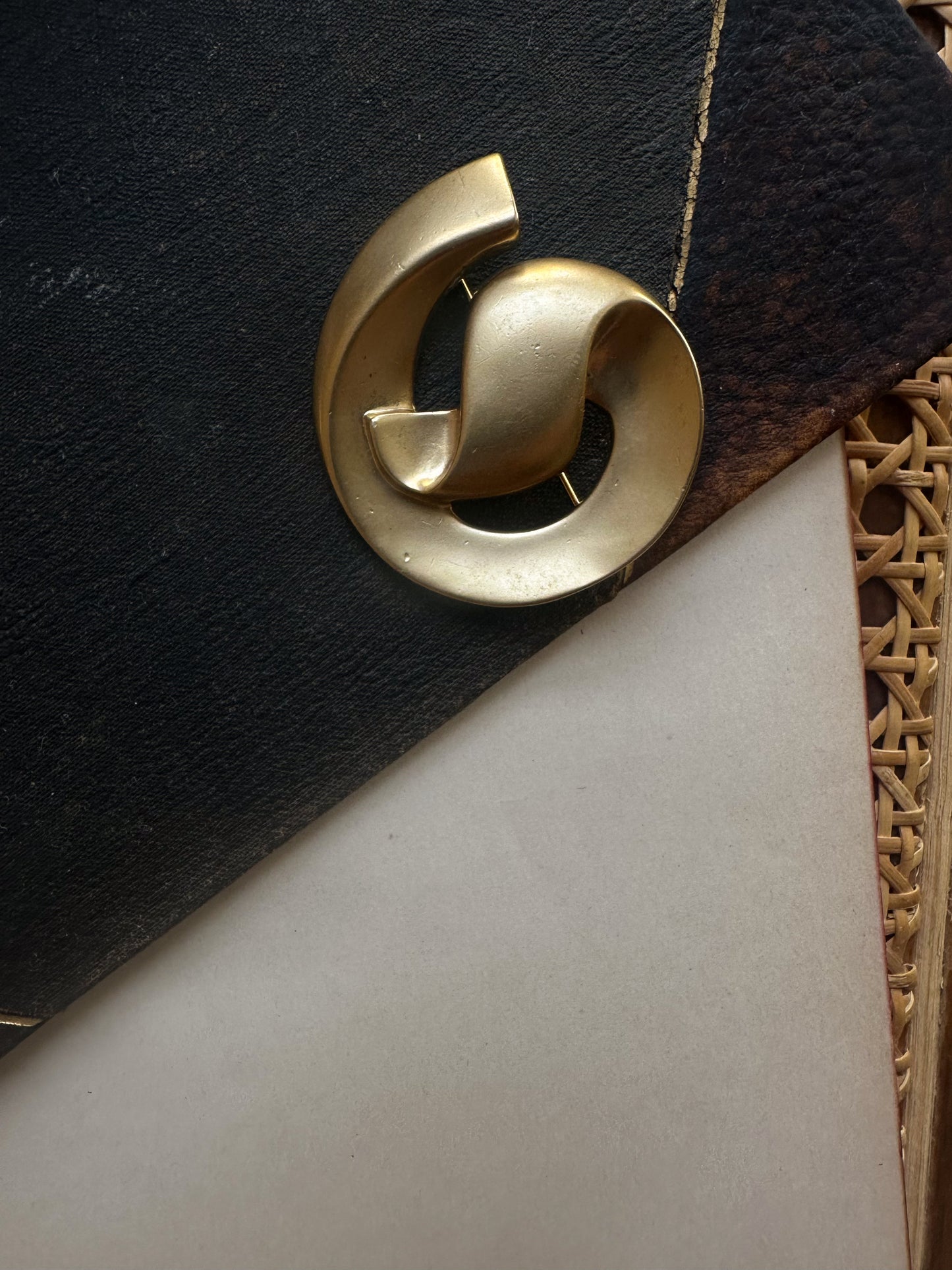 Matte Gold Tone Swirl Brooch|Vintage Baazaar 