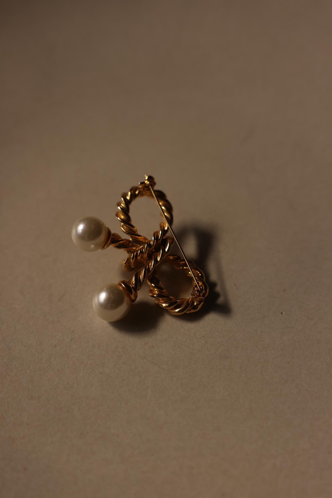 Gold Rope Bow Faux Pearl Brooch