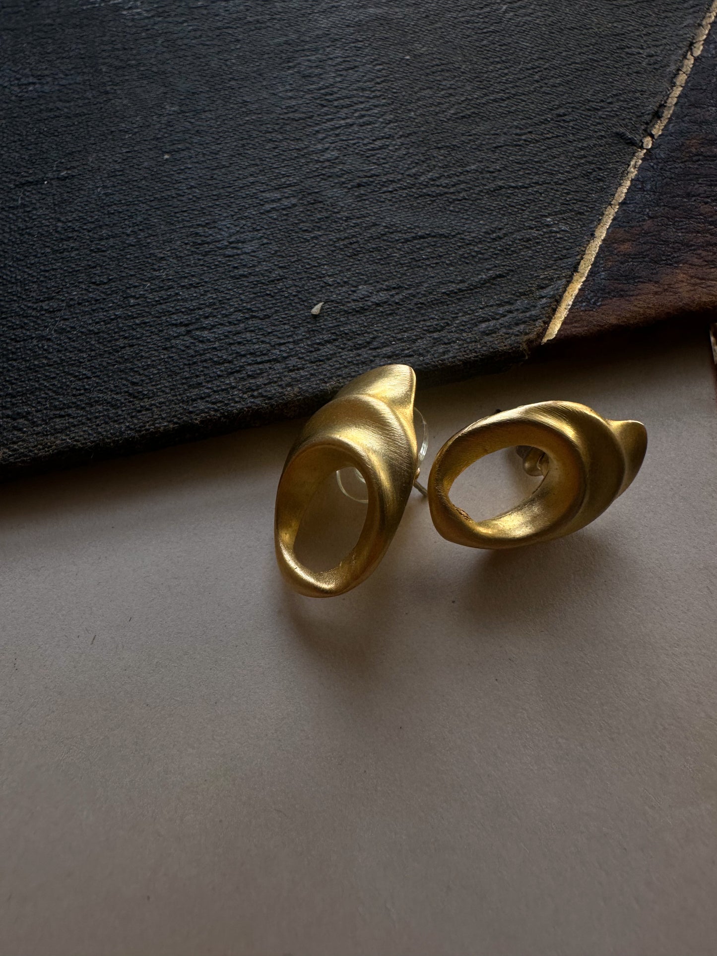 Sculpted Swirl Earrings|Vintage Baazaar 