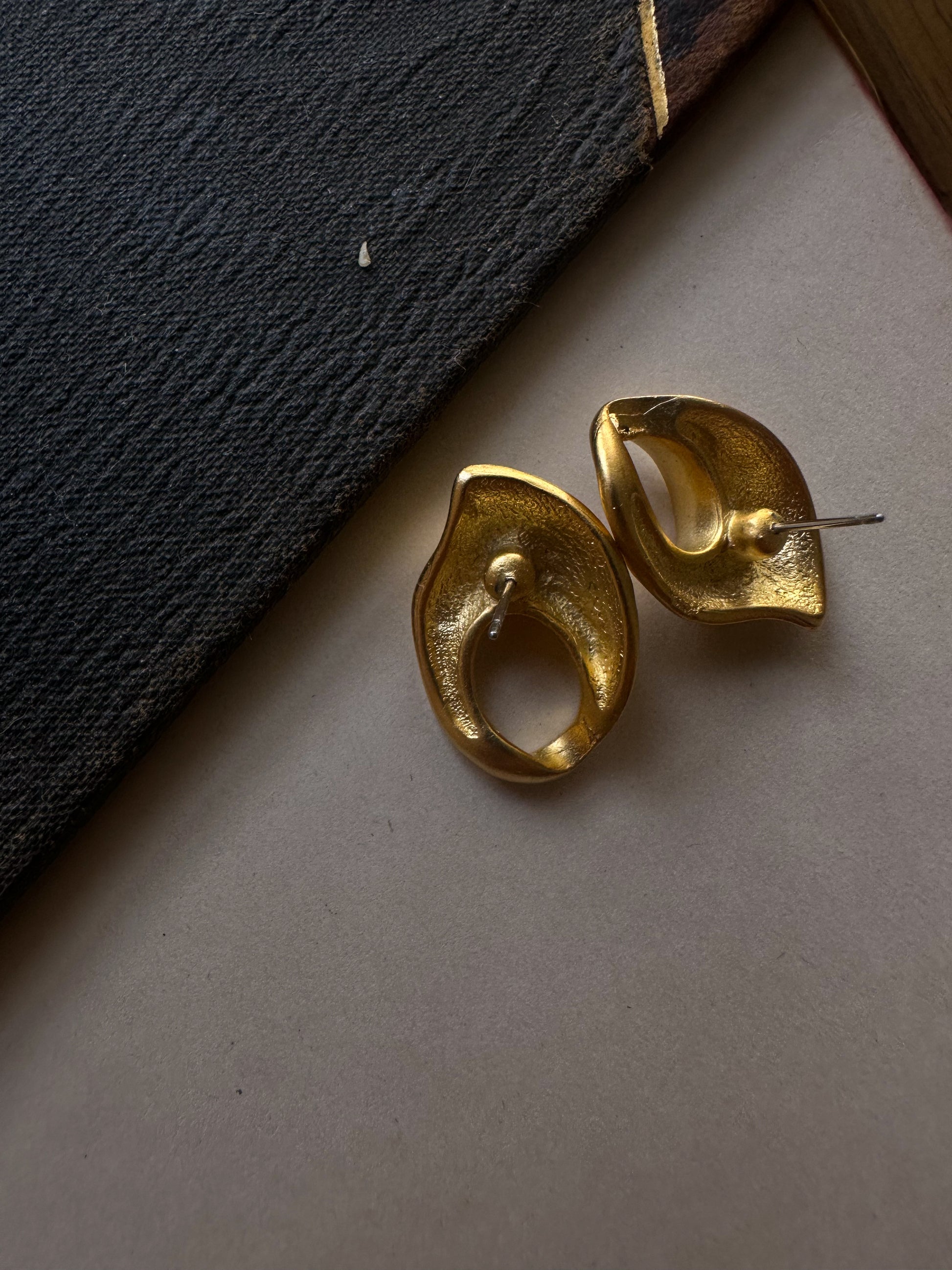 Sculpted Swirl Earrings|Vintage Baazaar 