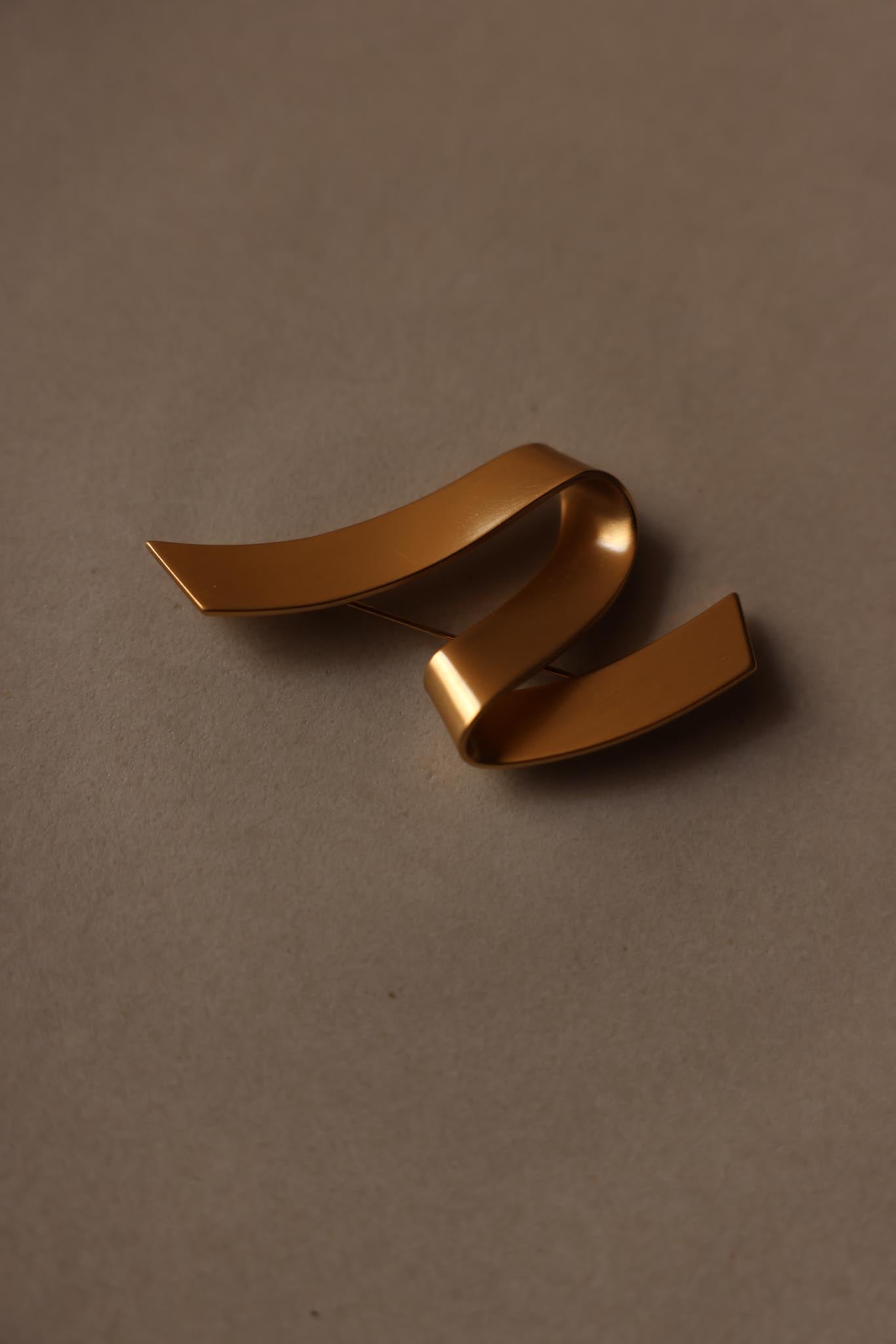 Monet gołd Ribbon Curve Brooch|Vintage Baazaar 