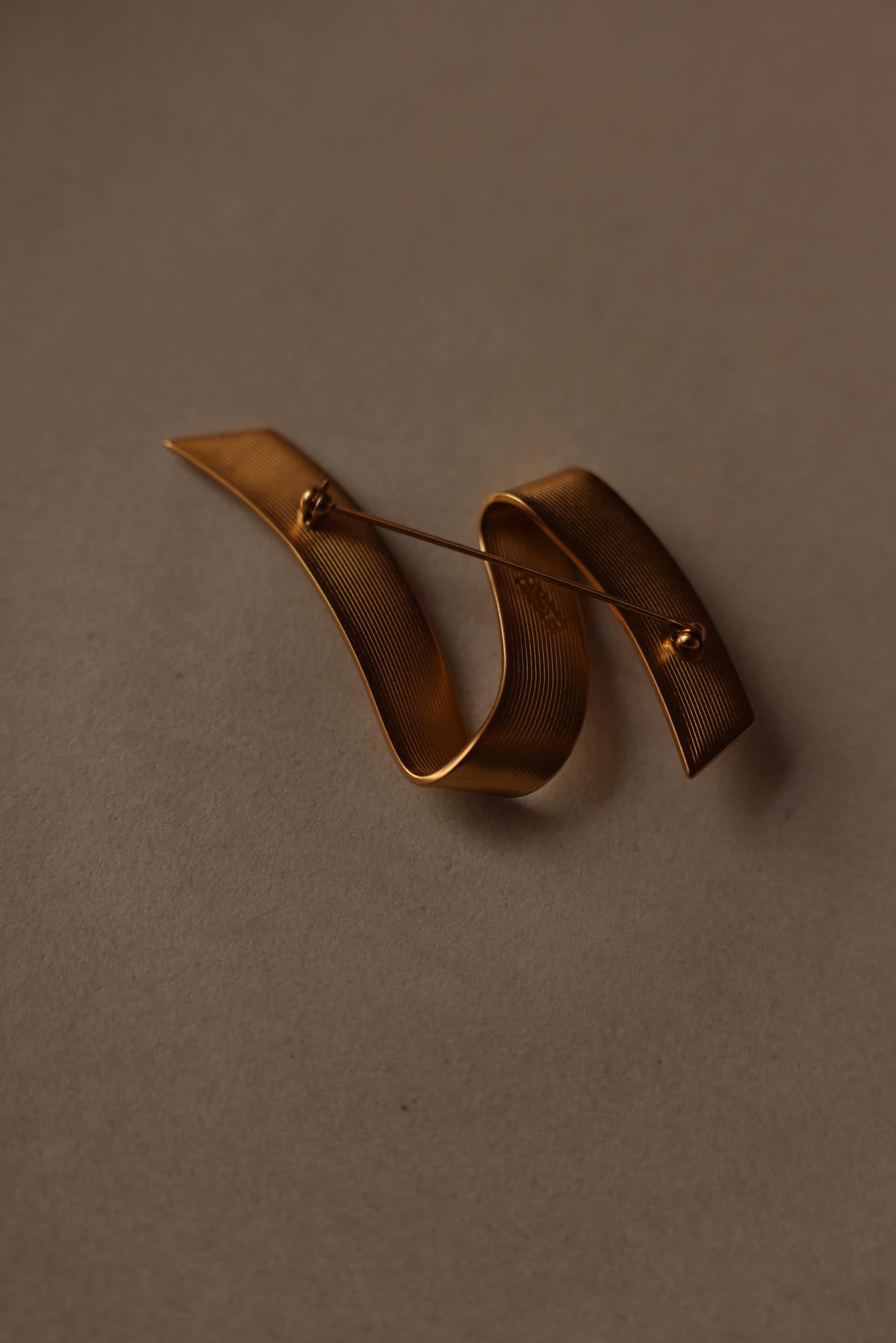 Monet gołd Ribbon Curve Brooch|Vintage Baazaar 