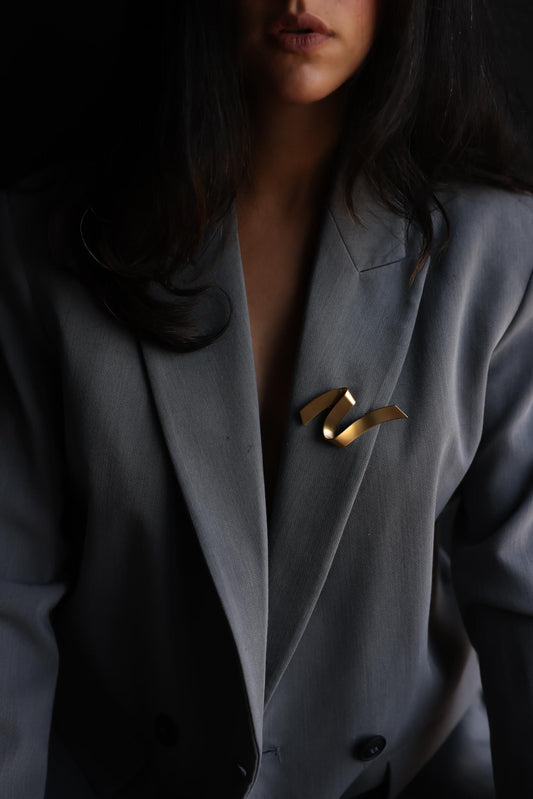 Monet gołd Ribbon Curve Brooch|Vintage Baazaar 