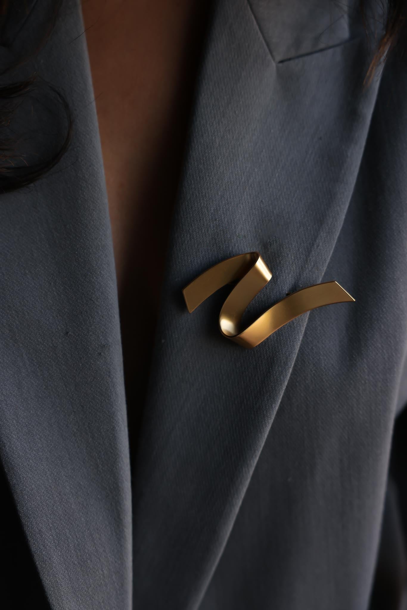 Monet gołd Ribbon Curve Brooch|Vintage Baazaar 