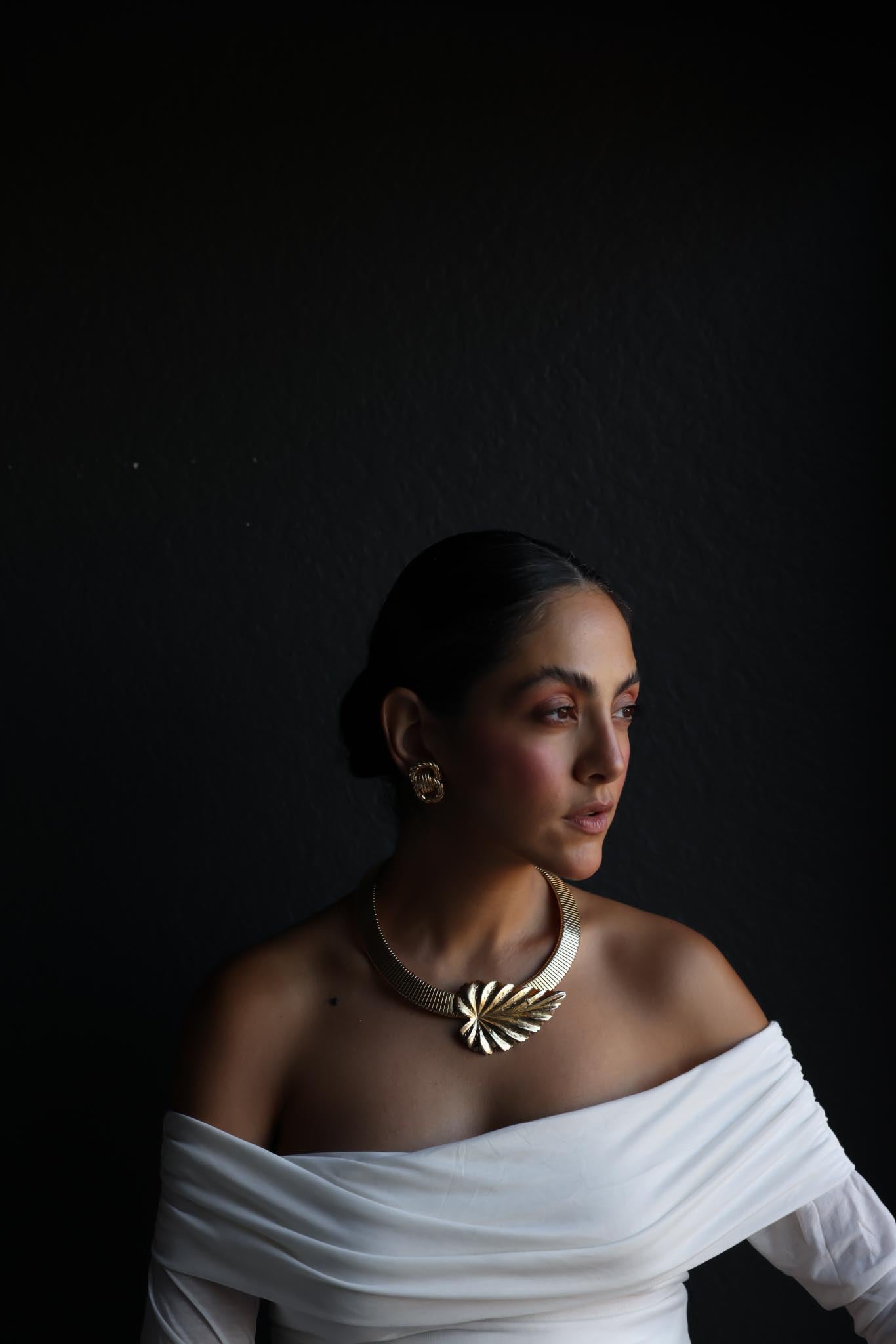 Gold-Tone Omega Collar Necklace with Sculpted Leaf Accent|Vintage Baazaar 