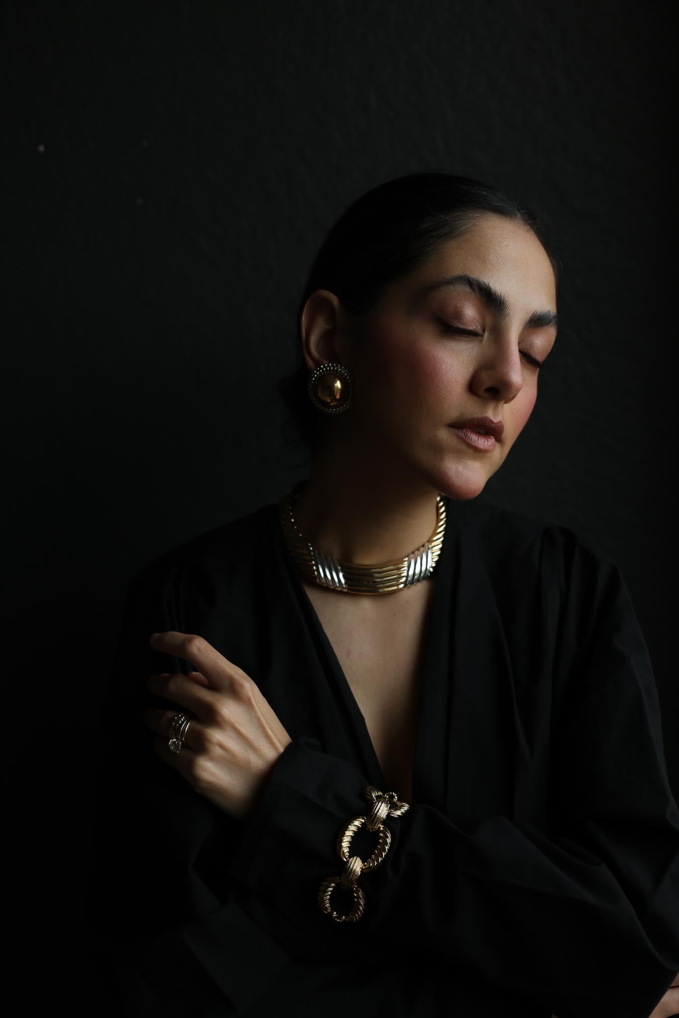 Two-Tone Hinged Collar Necklace – Signed E Pearl
