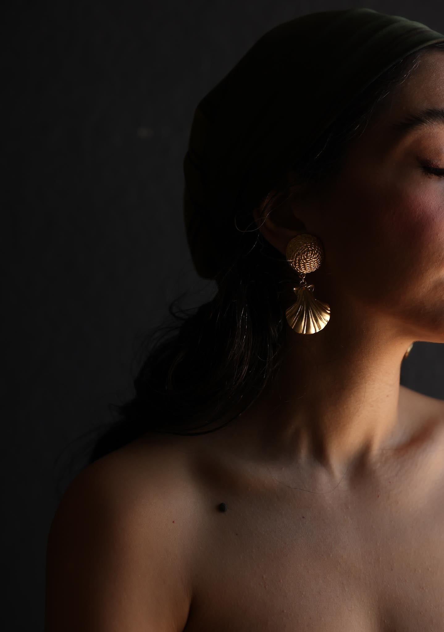 Gold Tone Shell Drop Clip-On Earrings