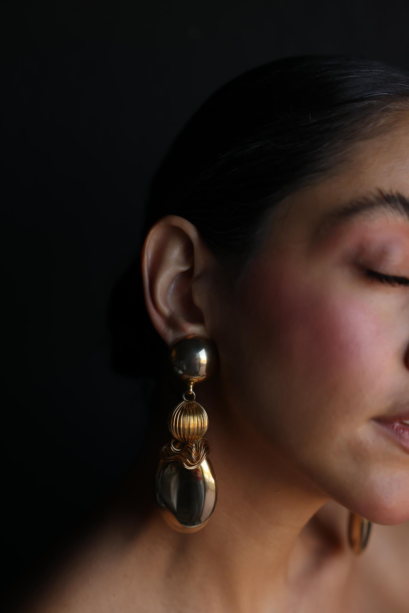 Golden Wave Drop Clip-On Earrings|Vintage Baazaar 