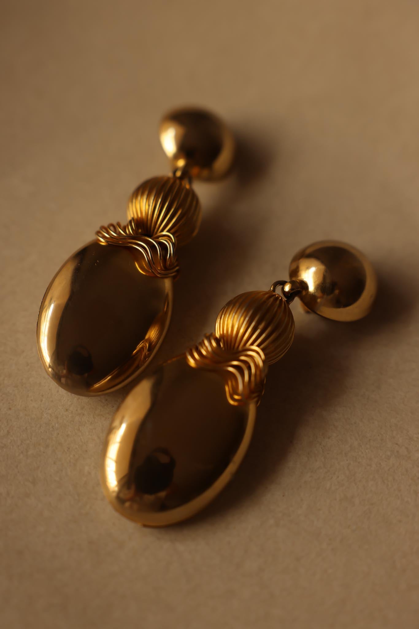 Golden Wave Drop Clip-On Earrings|Vintage Baazaar 