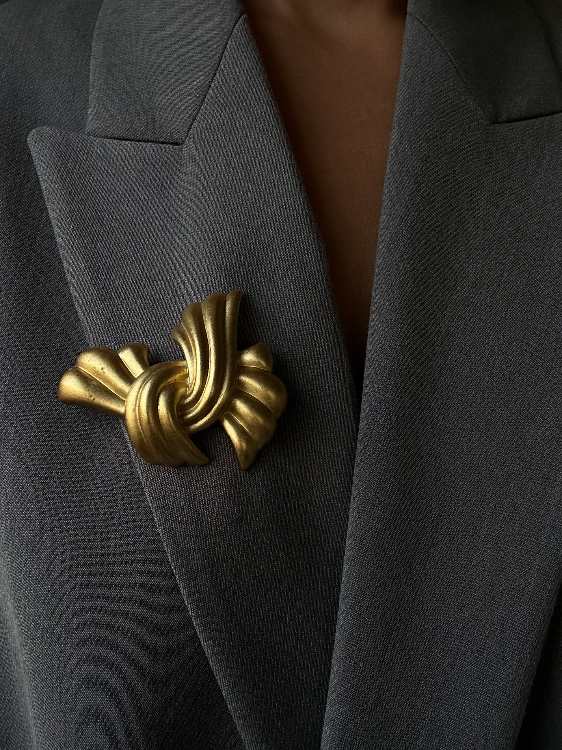 Monet Golden Ribbon Brooch|Vintage Baazaar 