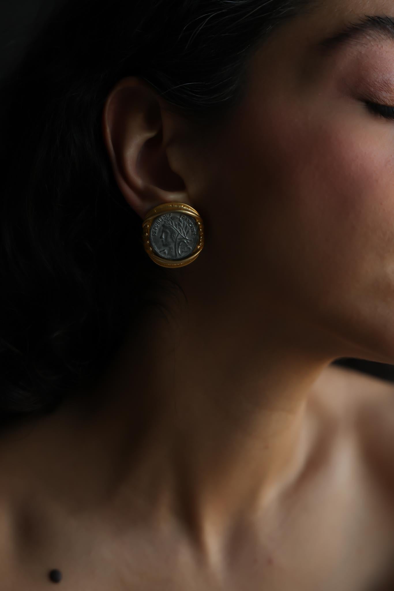 1970s Gold-Plated Coin Design Clip-On Earrings|Vintage Baazaar 