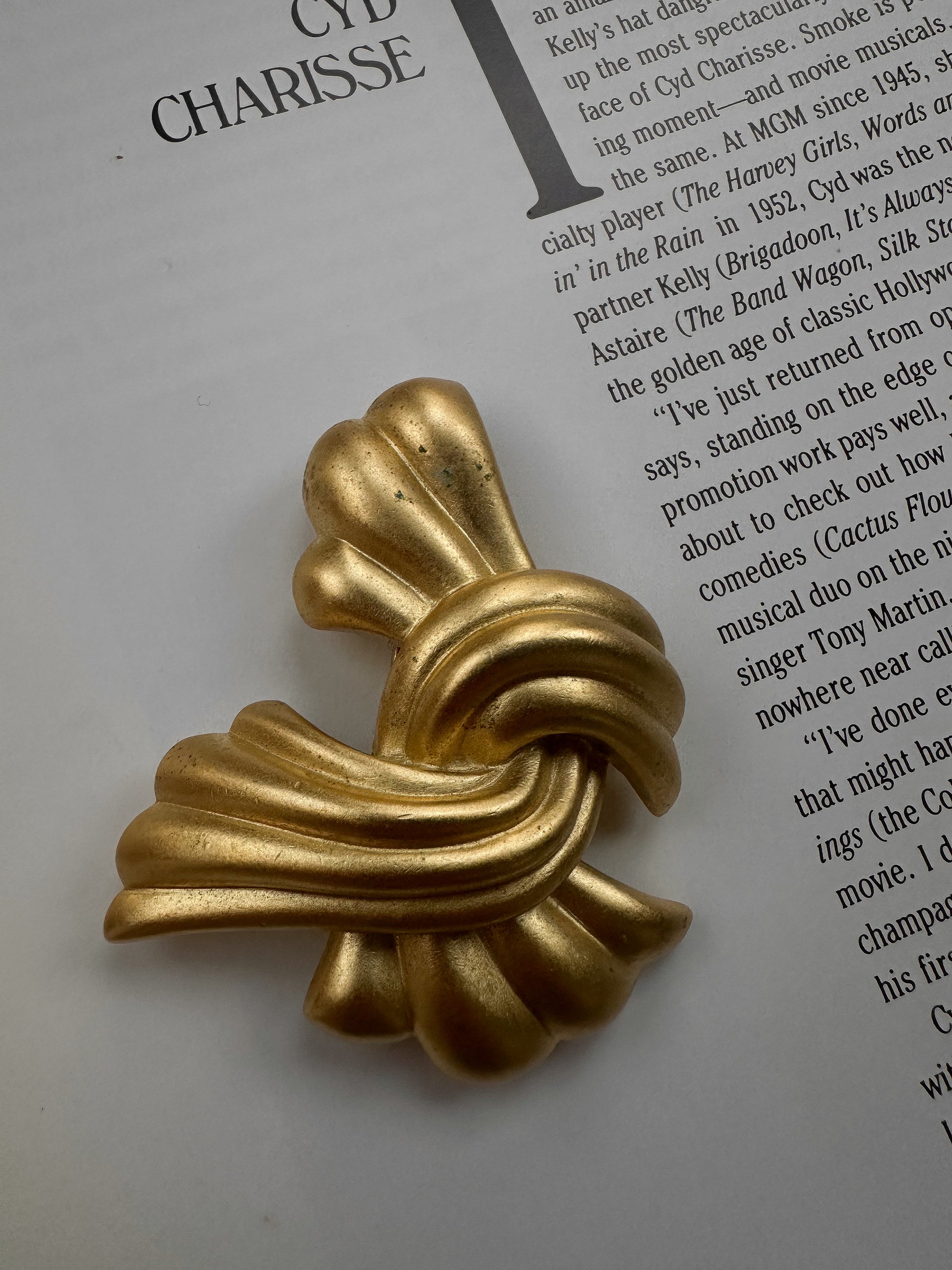 Monet Golden Ribbon Brooch|Vintage Baazaar 
