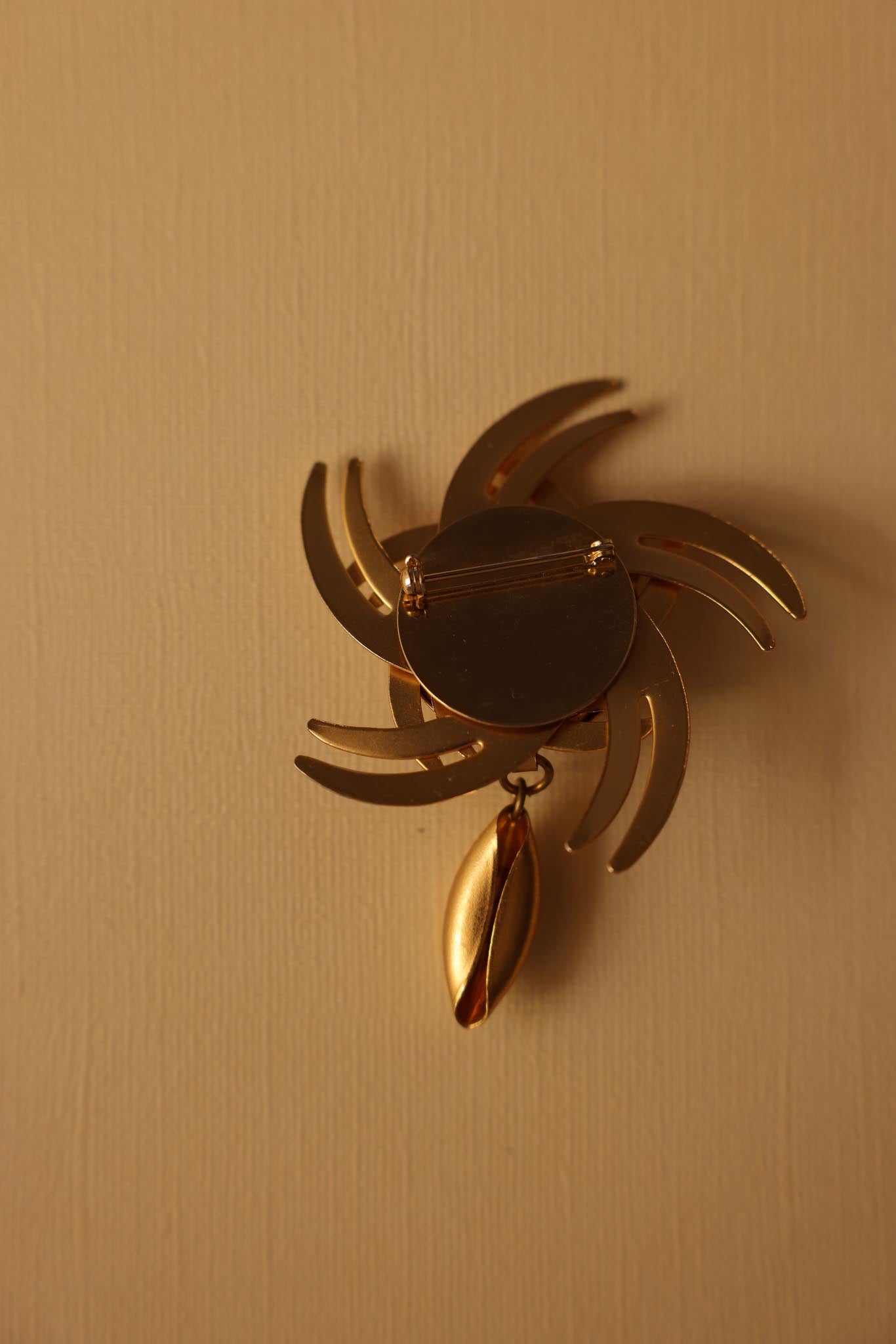 Solar Bloom Brooch with Black Cabochon – Matte Gold