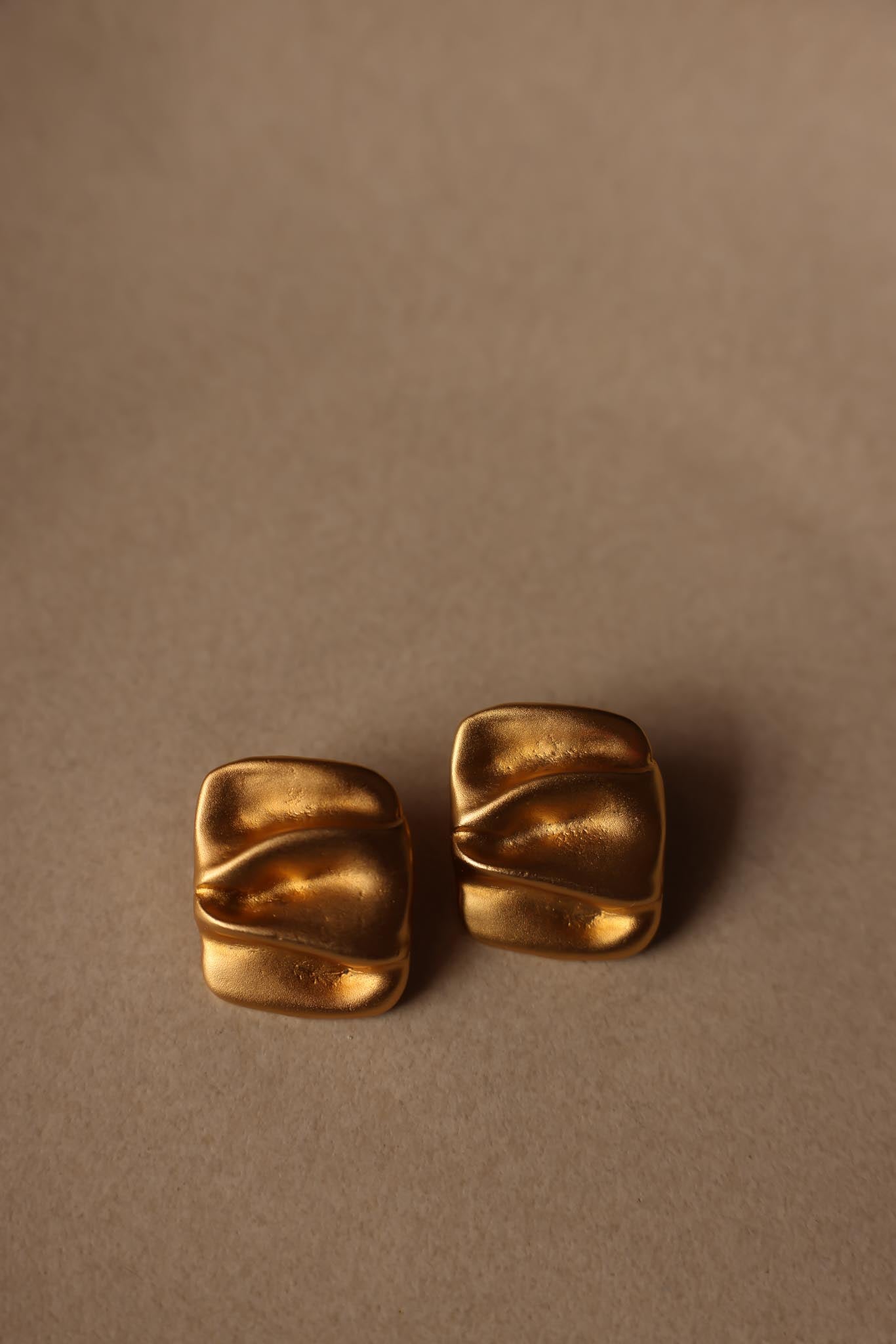 Sculpted Matte Gold Clip-On Earrings|Vintage Baazaar 