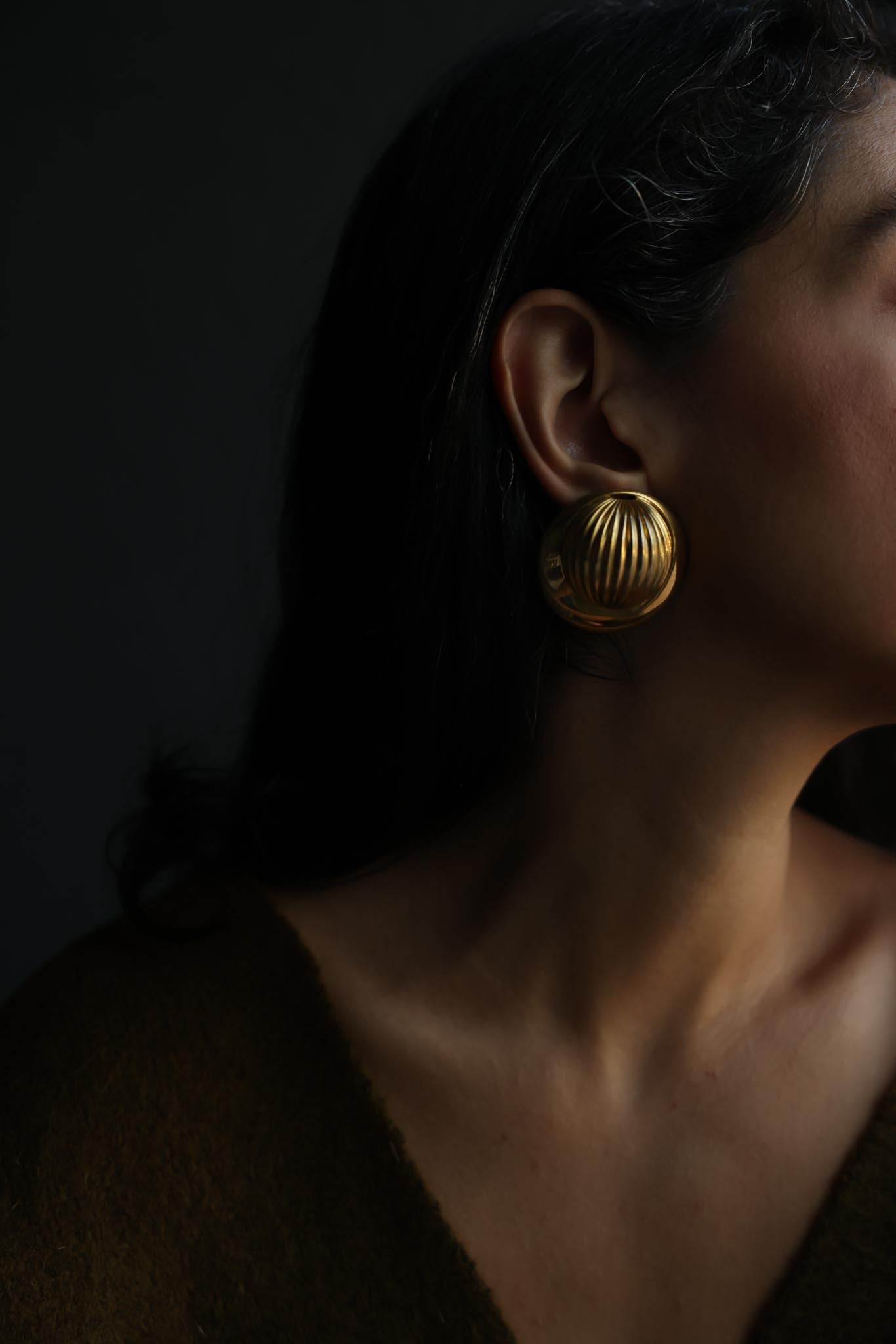 Vintage Gold Tone Ribbed Dome Pierced Earrings|Vintage Baazaar 