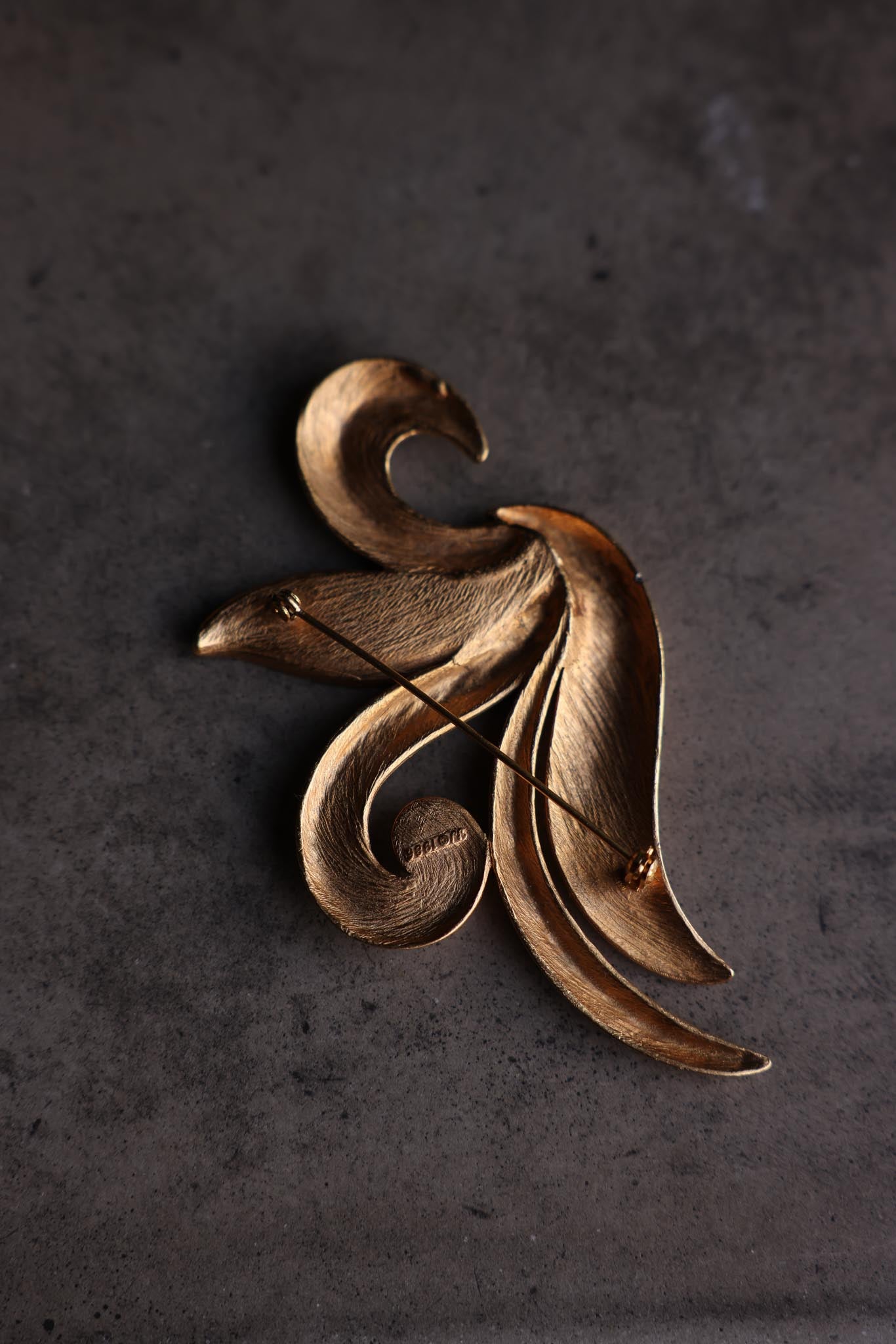 JJ Matte Gold Abstract Swirl Brooch (1986)