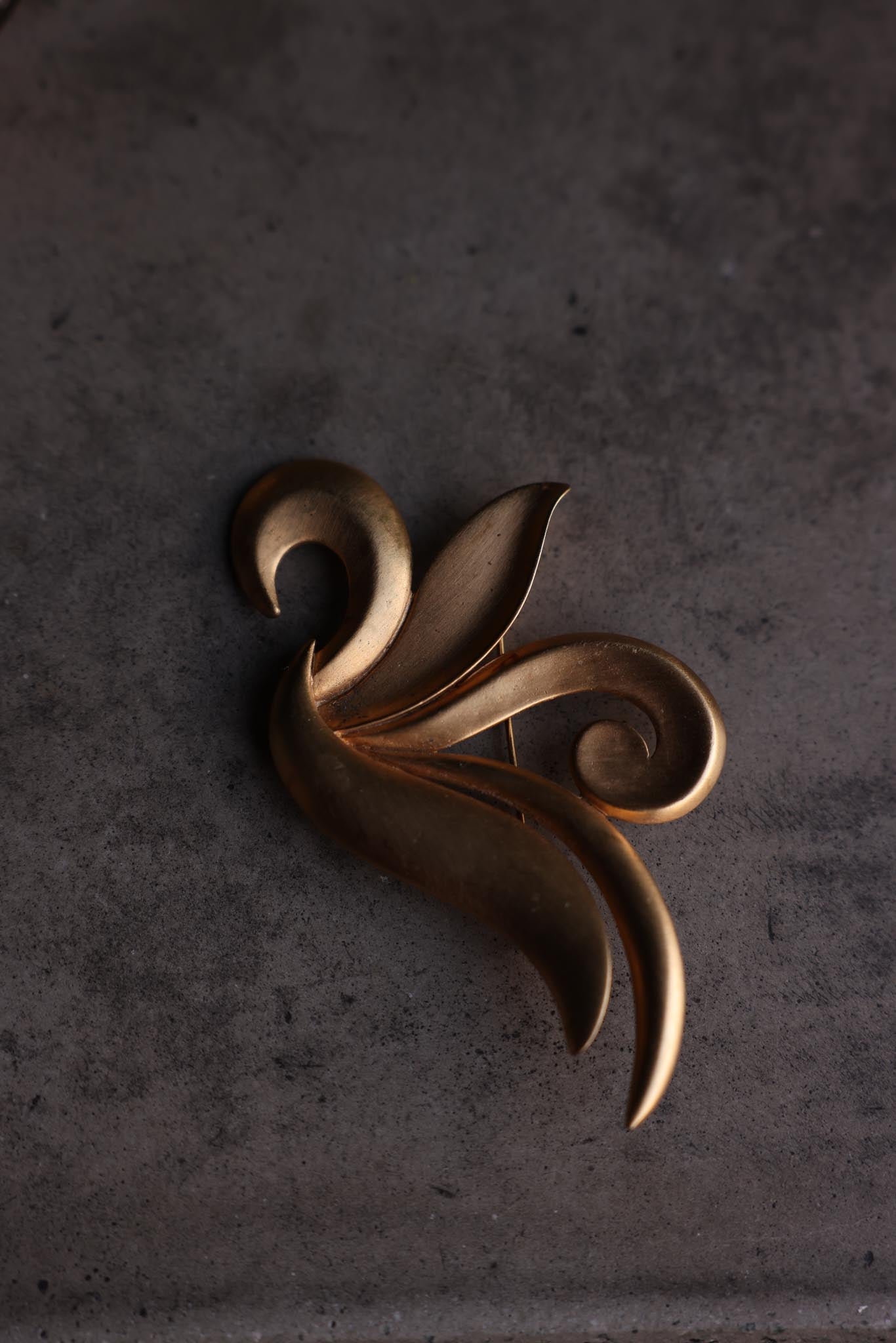 JJ Matte Gold Abstract Swirl Brooch (1986)