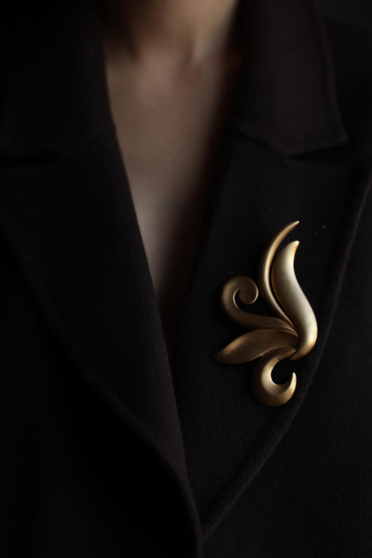 JJ Matte Gold Abstract Swirl Brooch (1986)