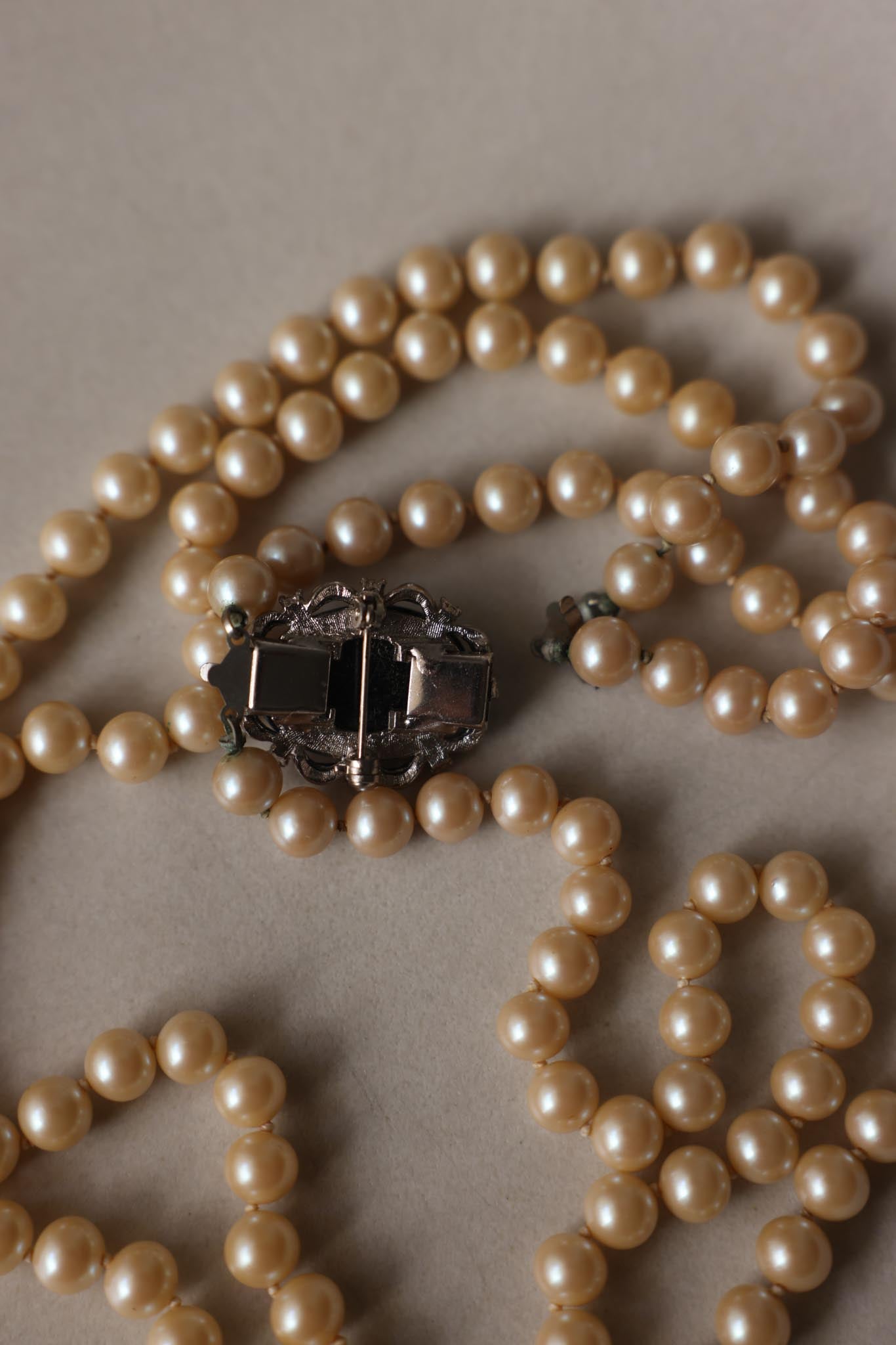 Vintage Double Strand Faux Pearl Necklace with Detachable Grey Glass Cameo Brooch – 1950s