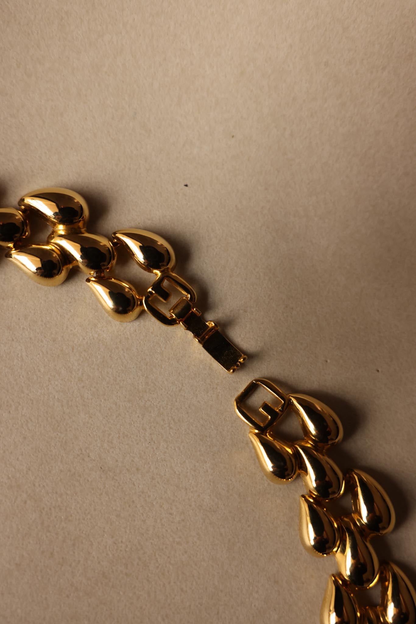 Gold-Tone Teardrop Link Necklace|Vintage Baazaar 