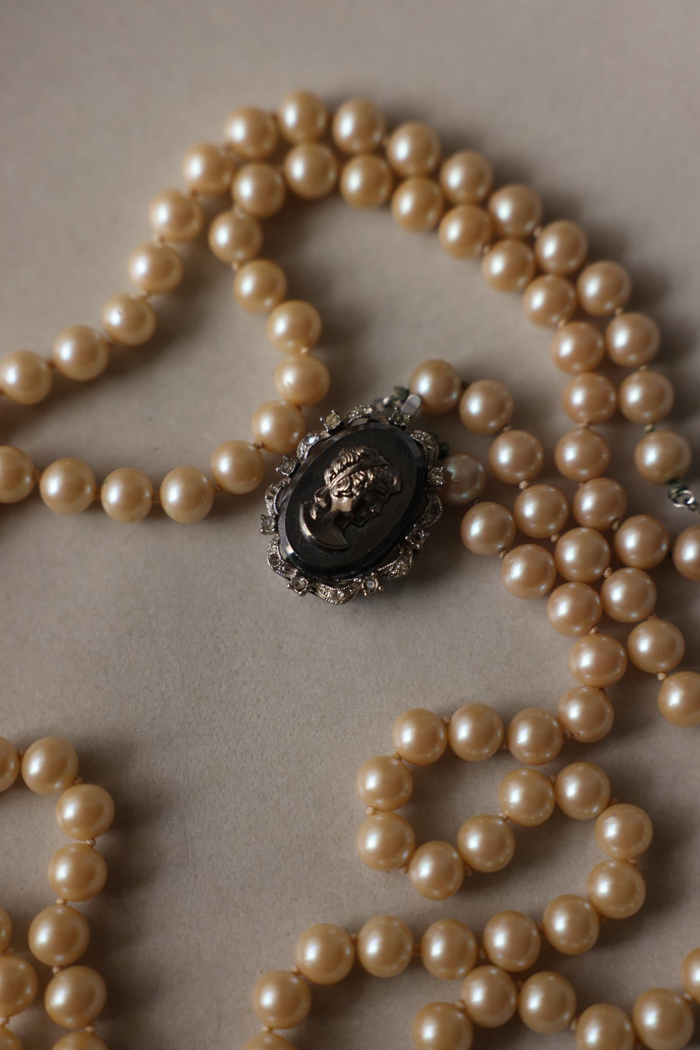 Vintage Double Strand Faux Pearl Necklace with Detachable Grey Glass Cameo Brooch – 1950s