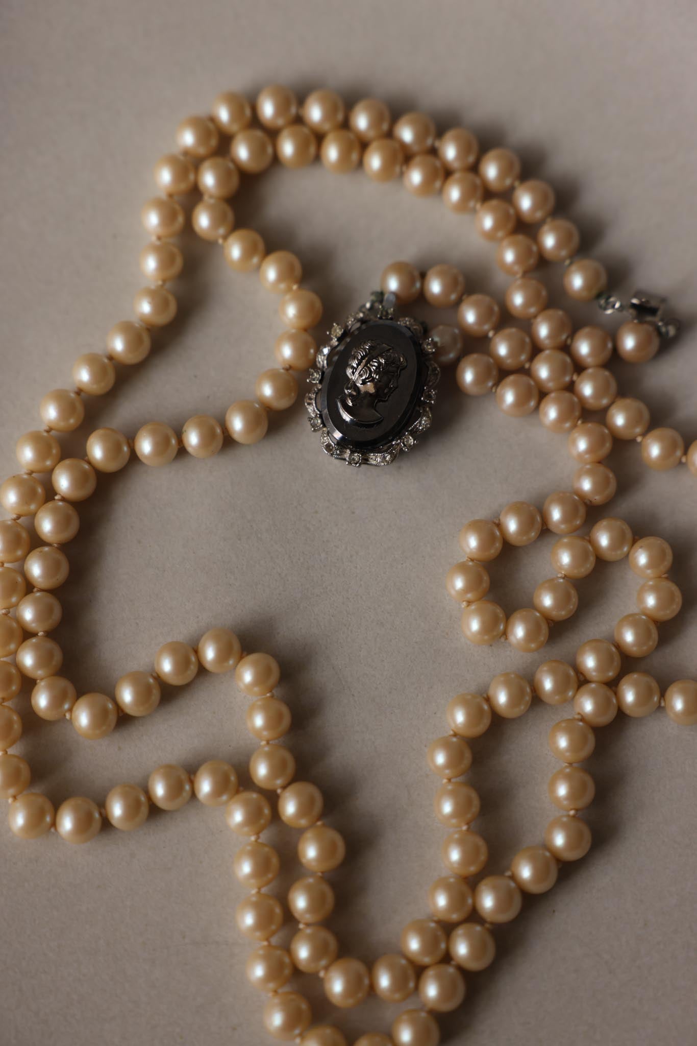 Vintage Double Strand Faux Pearl Necklace with Detachable Grey Glass Cameo Brooch – 1950s