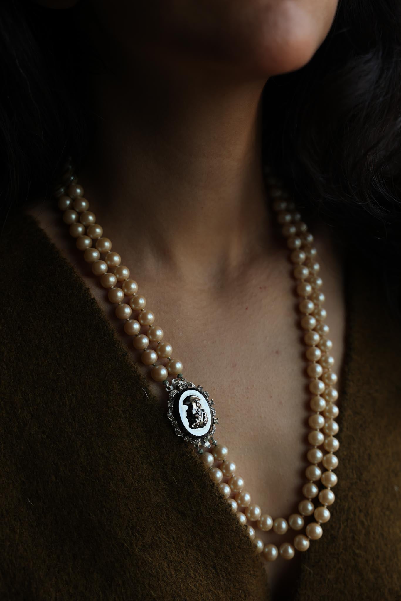 Vintage Double Strand Faux Pearl Necklace with Detachable Grey Glass Cameo Brooch – 1950s