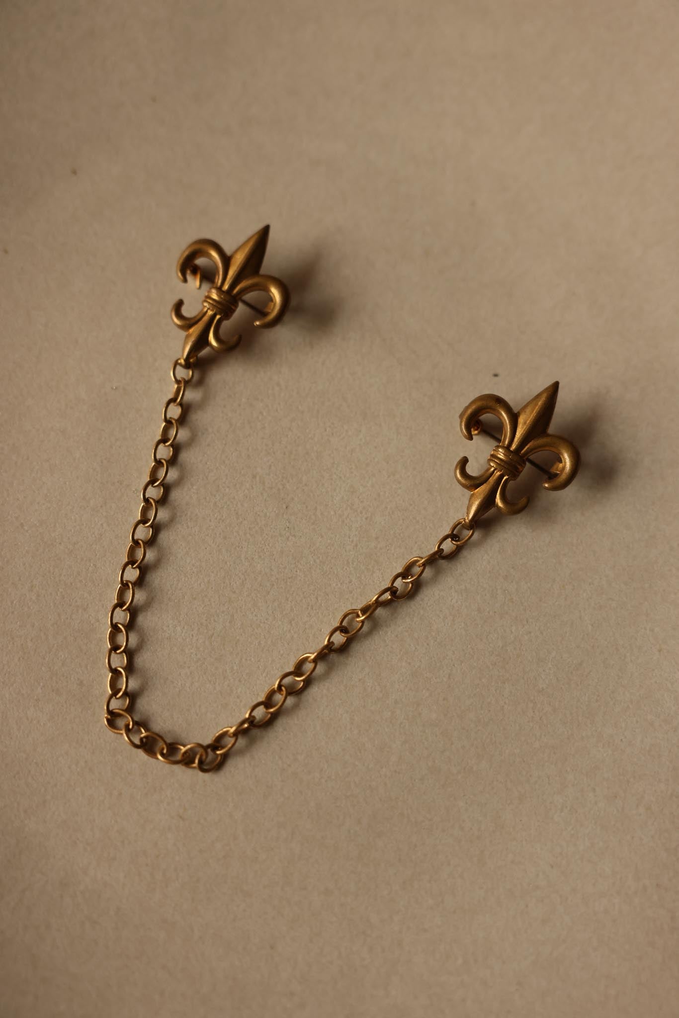 Fleur-de-Lis Chain Brooch|Vintage Baazaar 