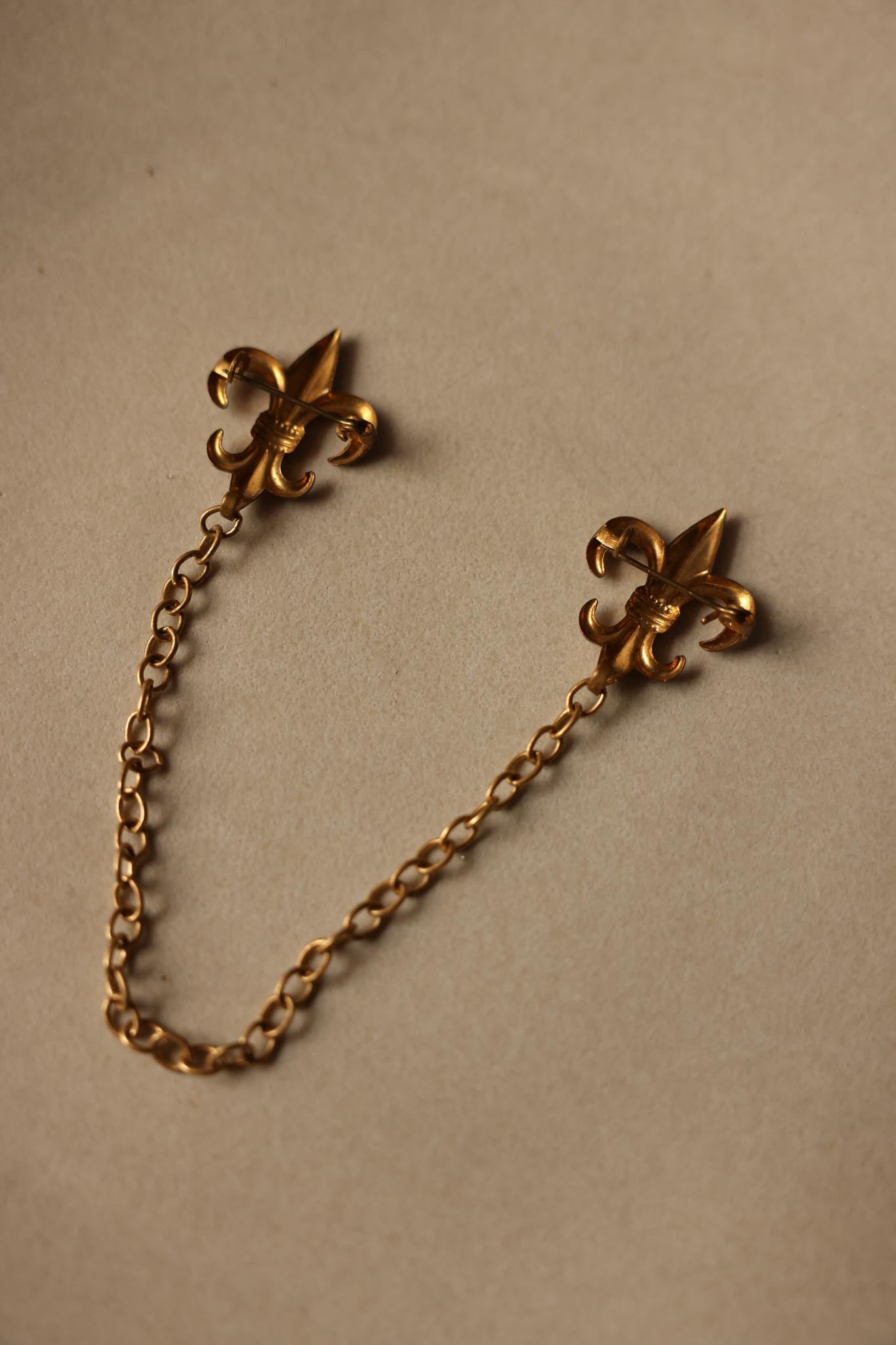 Fleur-de-Lis Chain Brooch|Vintage Baazaar 