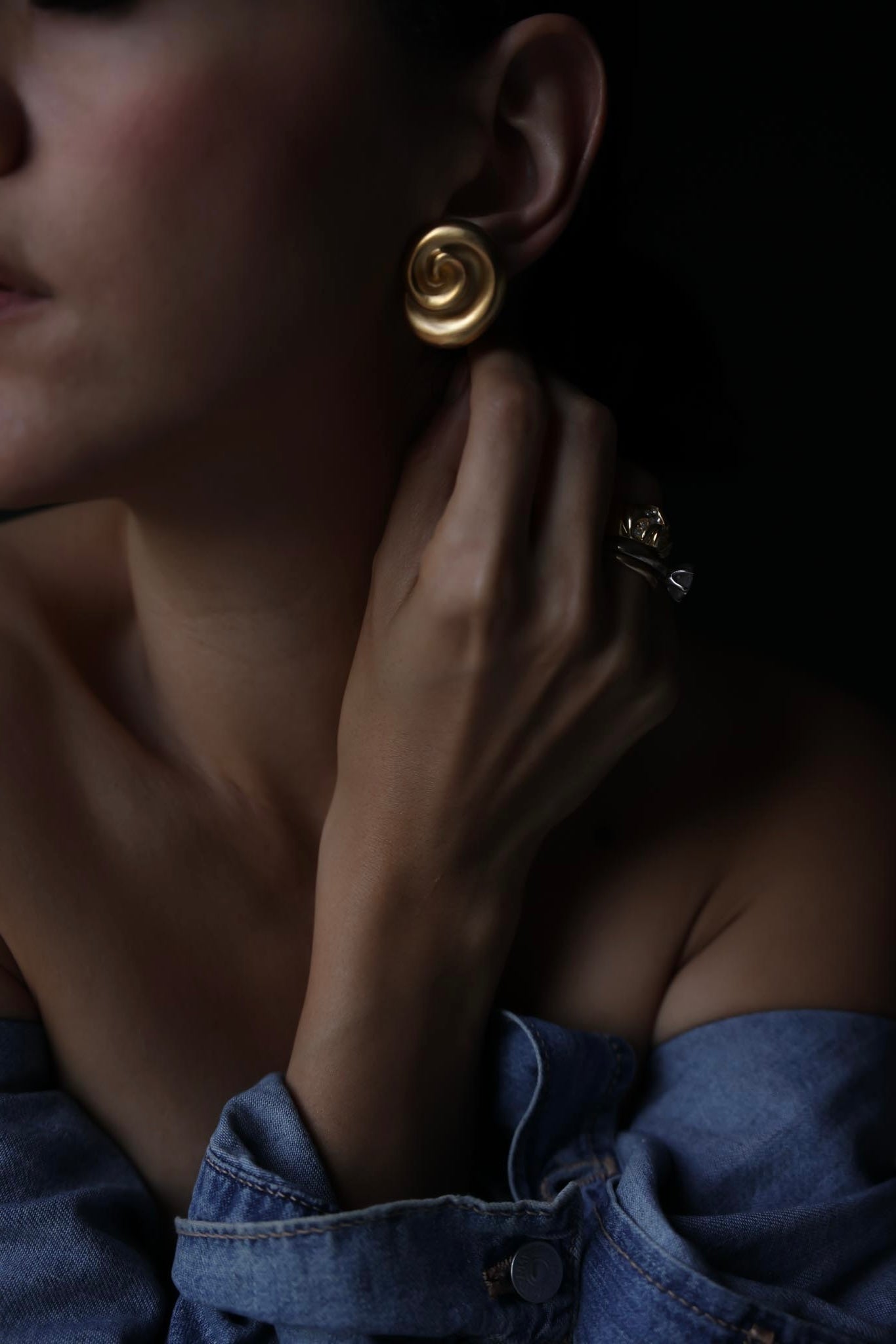 Round Spiral Matte Gold Liz Claiborne Clip-On Earrings|Vintage Baazaar 