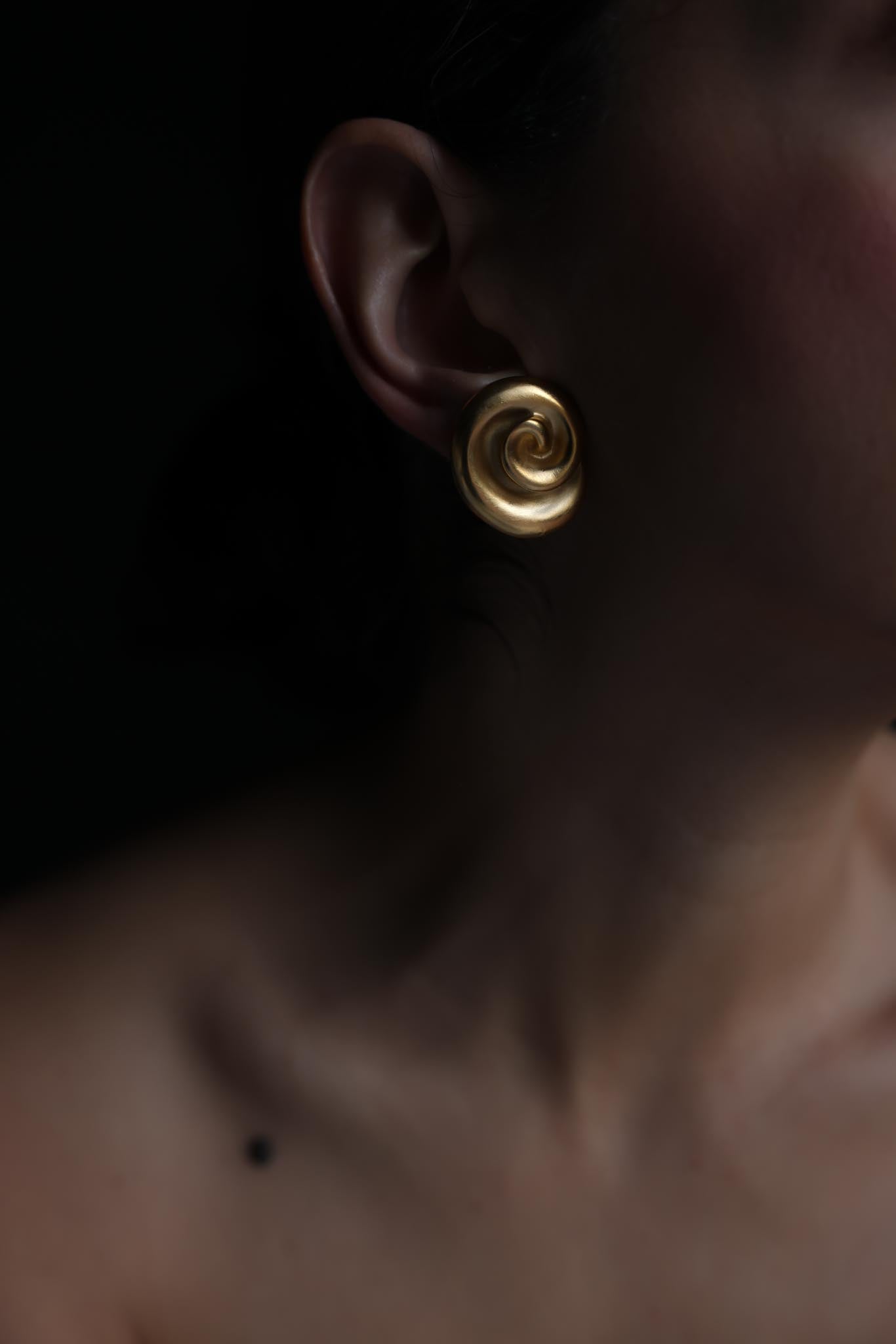 Round Spiral Matte Gold Liz Claiborne Clip-On Earrings|Vintage Baazaar 