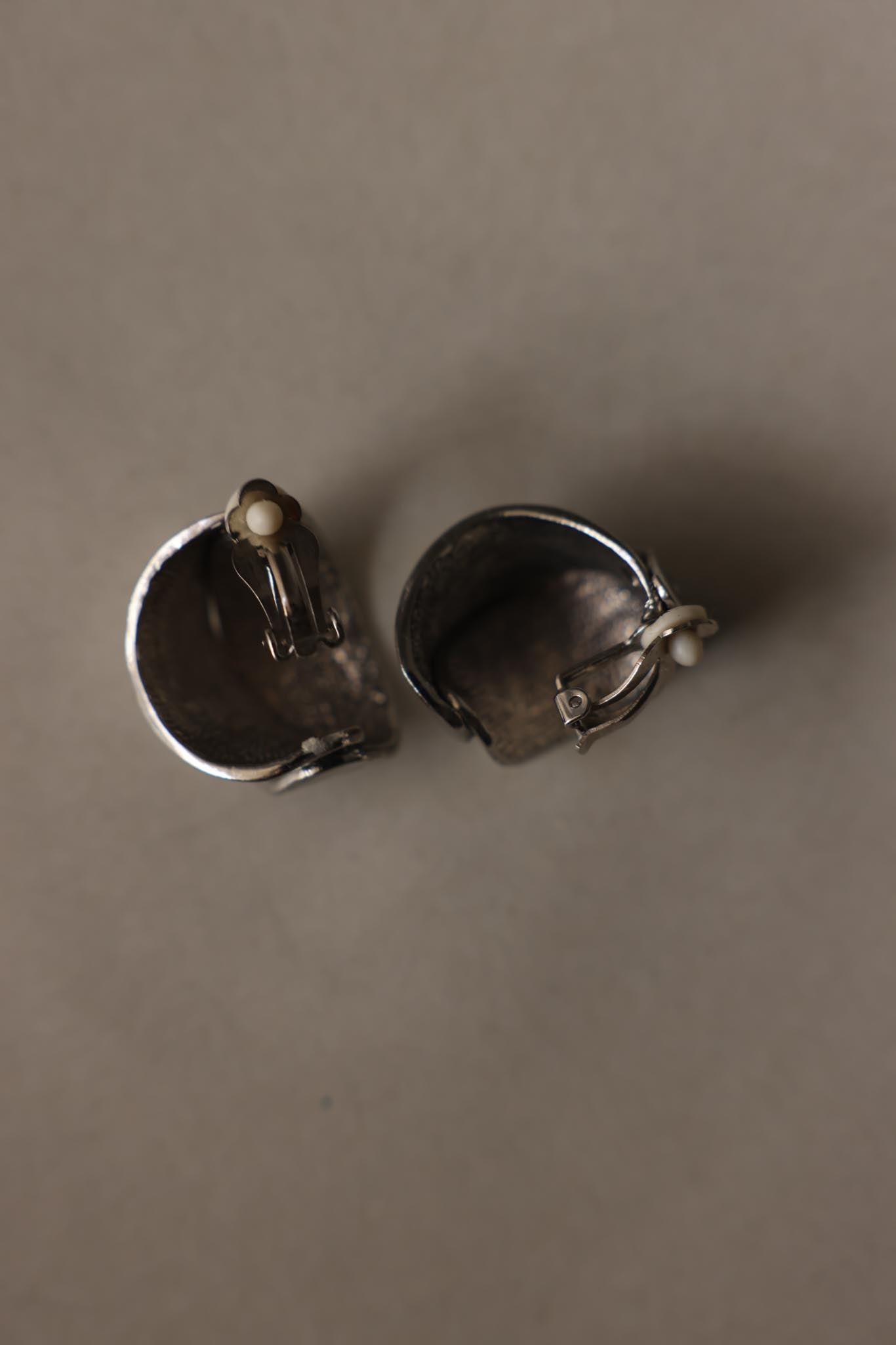 Silvertone Ribbed Clip-On Hoop Earrings|Vintage Baazaar 