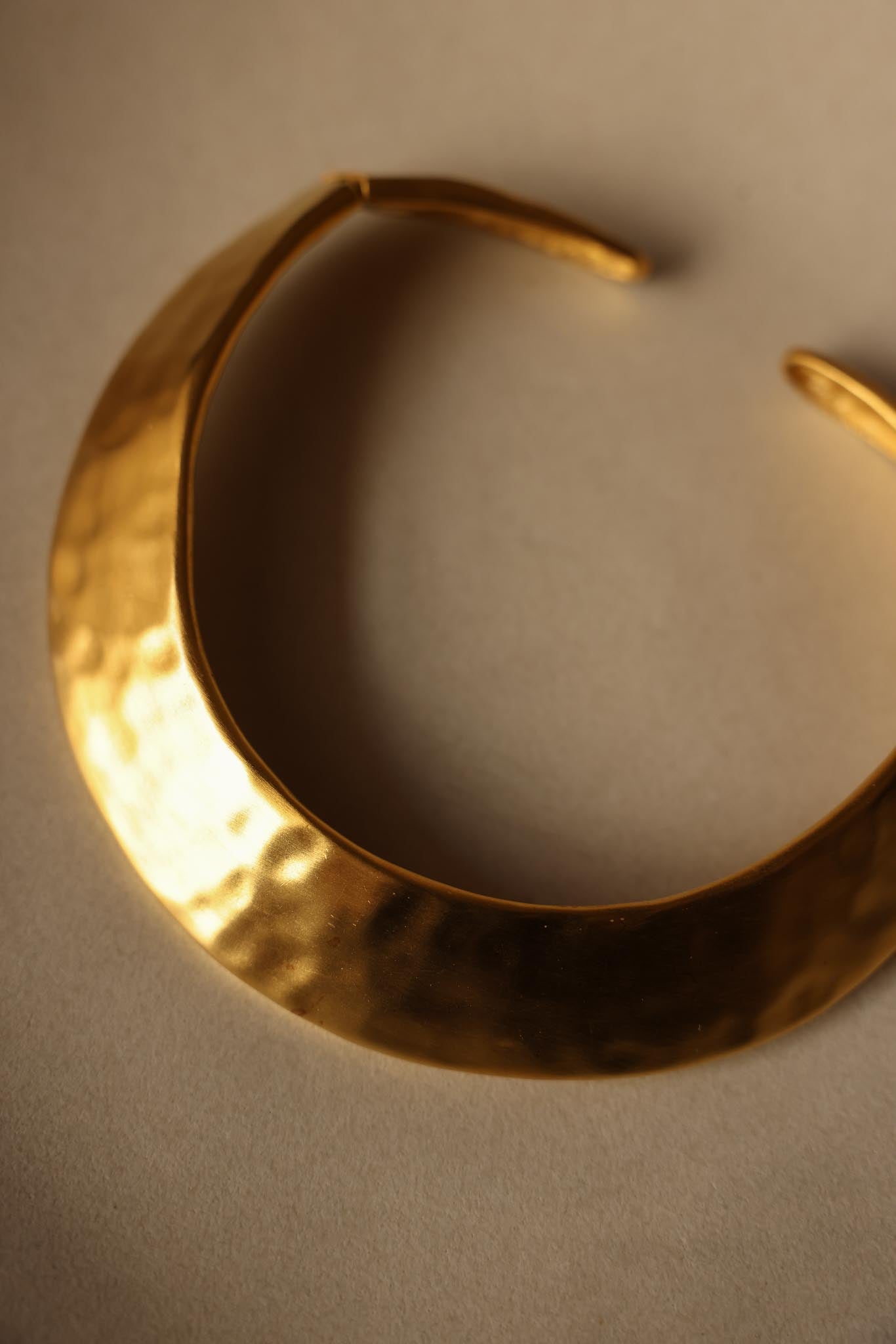 1980s Givenchy Hammered Matte Gold Collar Necklace|Vintage Baazaar 