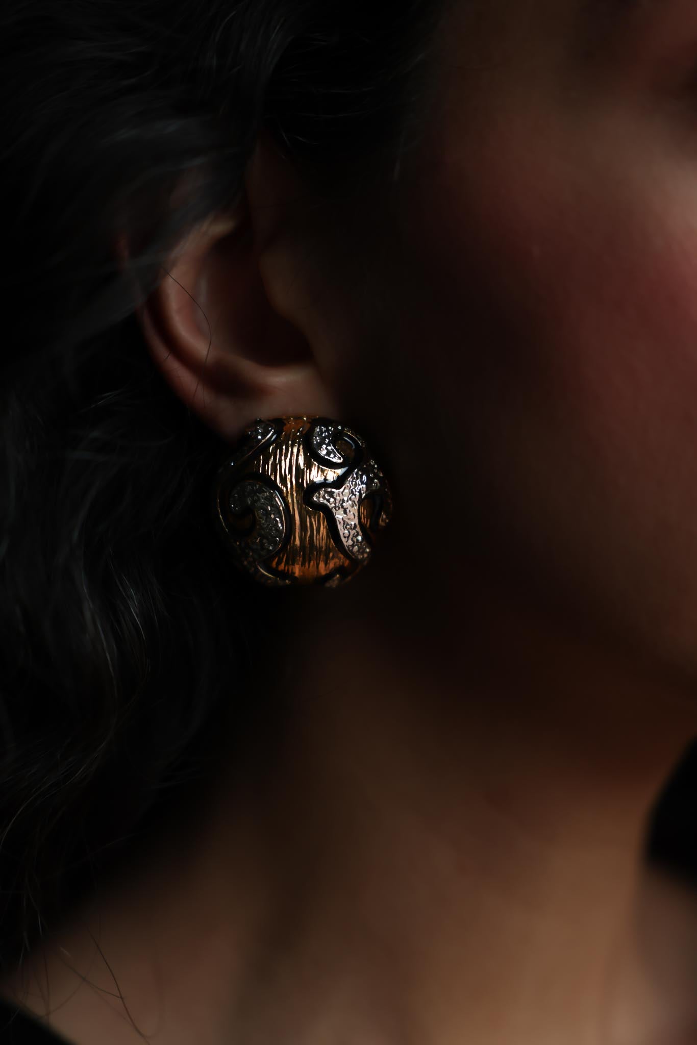 Golden Swirl Dome Clip-On Earrings|Vintage Baazaar 