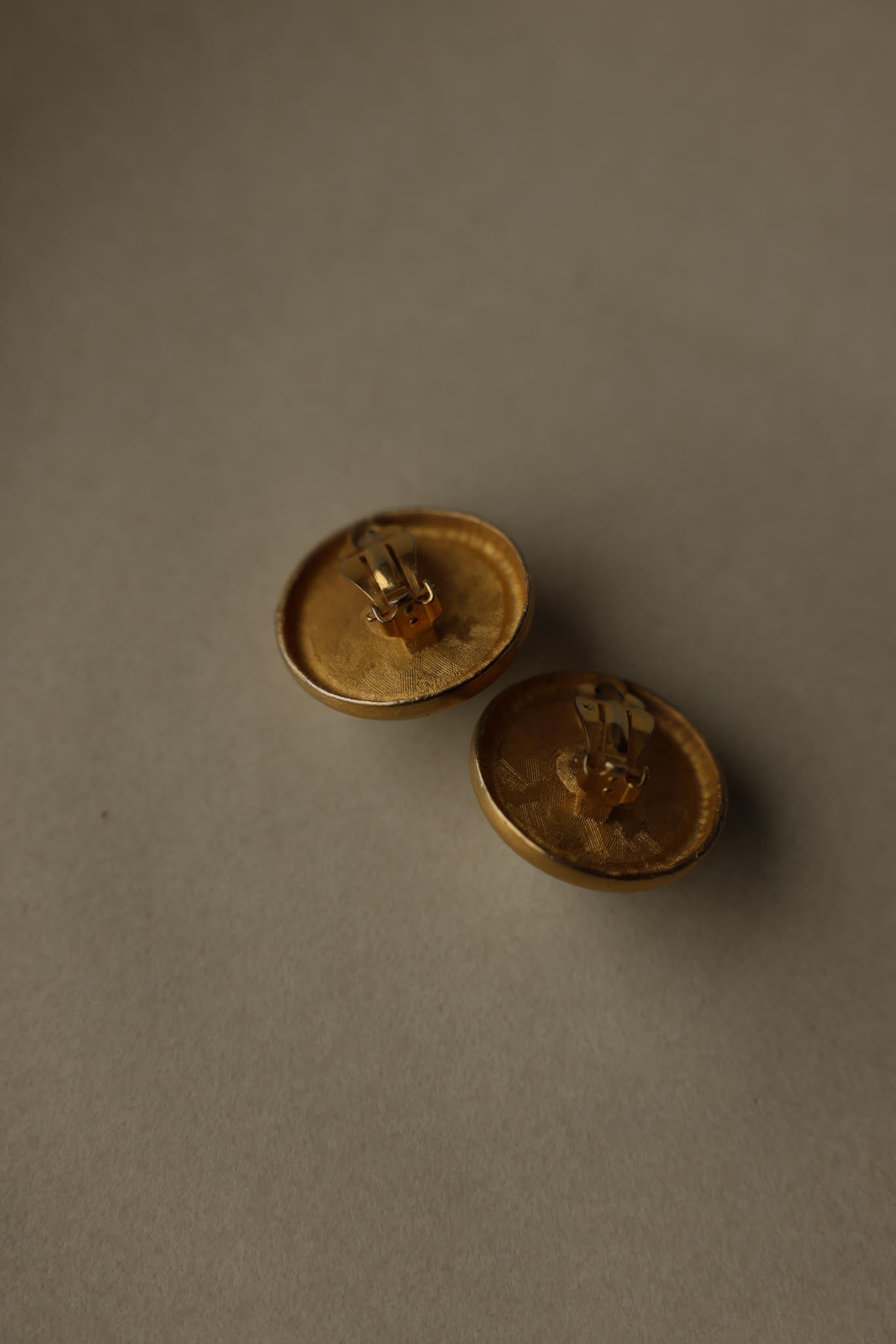 Chunky Round Brushed Gold Peach Cabochon Clip-On Earrings|Vintage Baazaar 