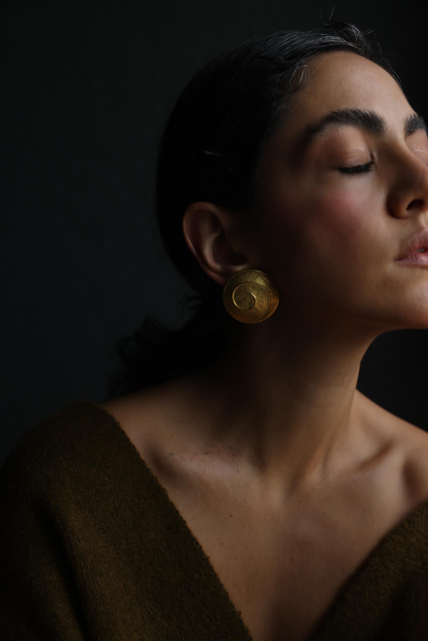 Vintage Brushed Gold Swirl Clip-On Earrings|Vintage Baazaar 
