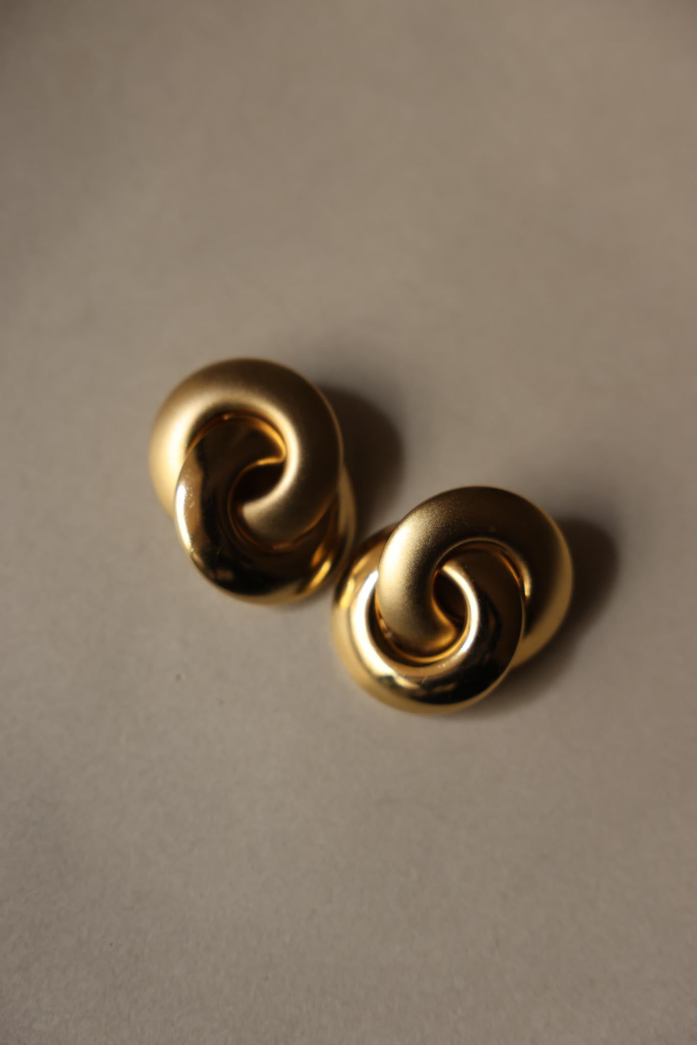 Two-Tone Swirl Clip-On Earrings|Vintage Baazaar 