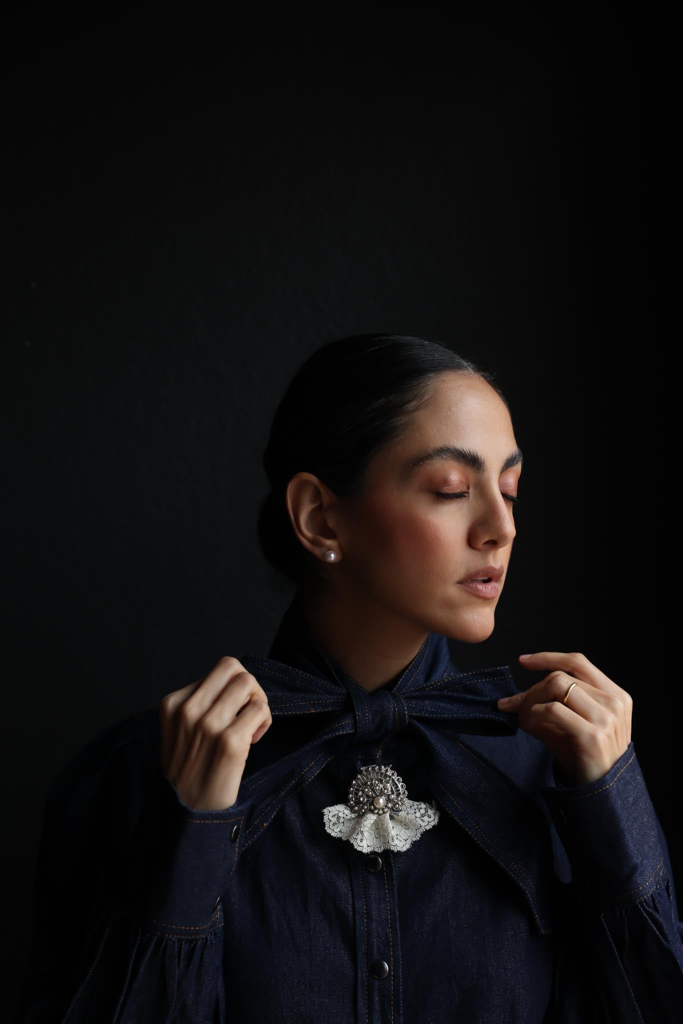Silver-Tone Faux Pearl and Lace Brooch|Vintage Baazaar 