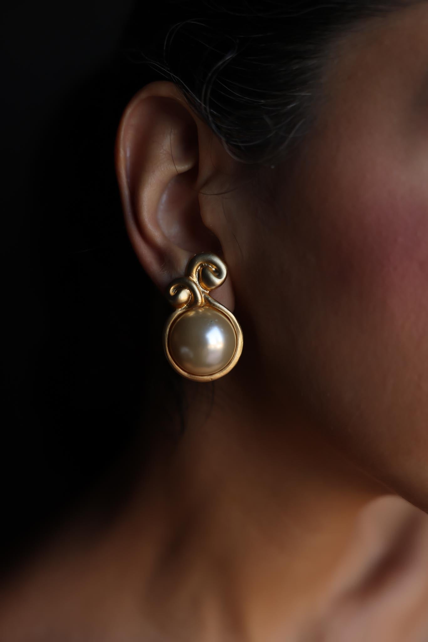 Golden Swirl Pearl Earrings|Vintage Baazaar 