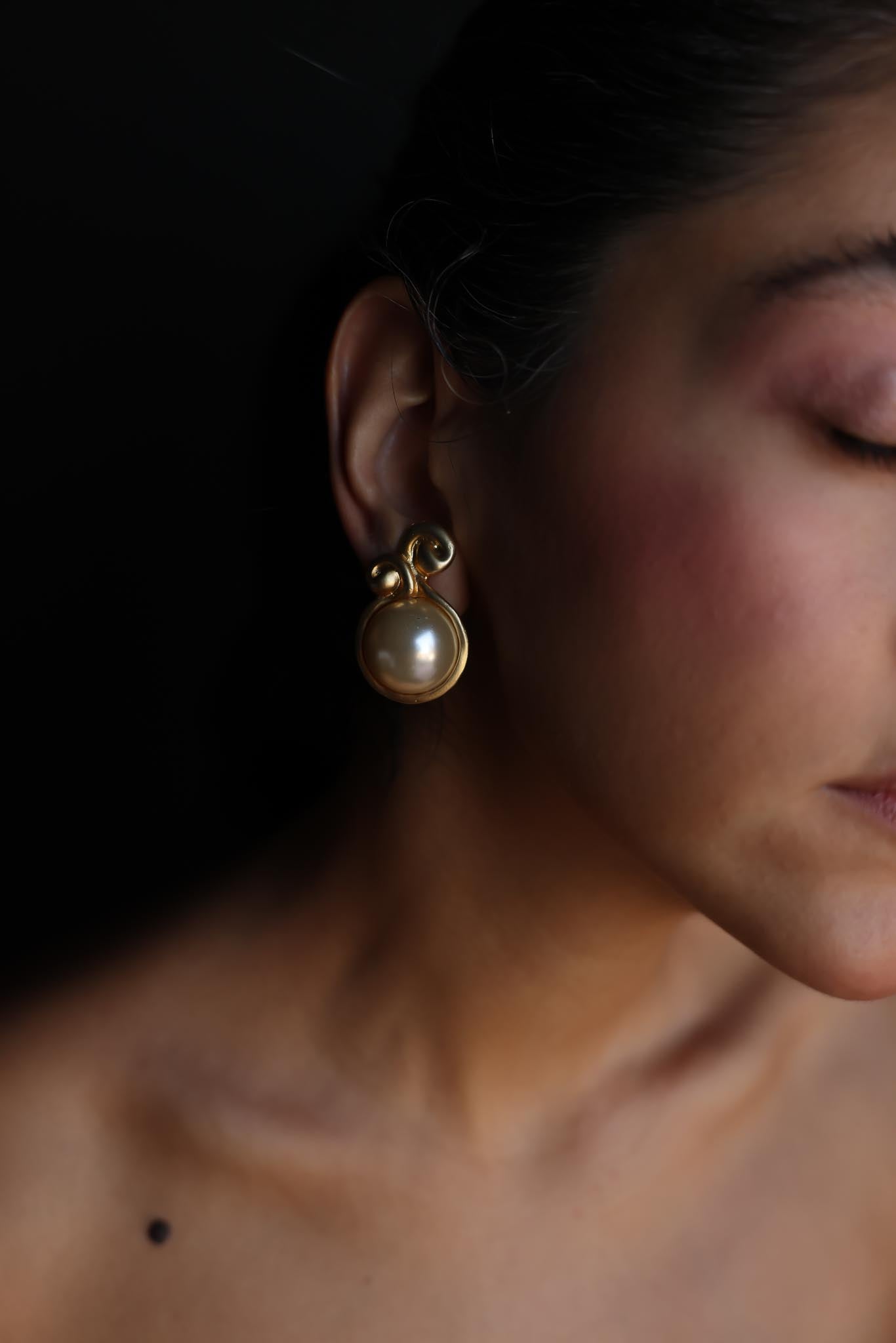 Golden Swirl Pearl Earrings|Vintage Baazaar 