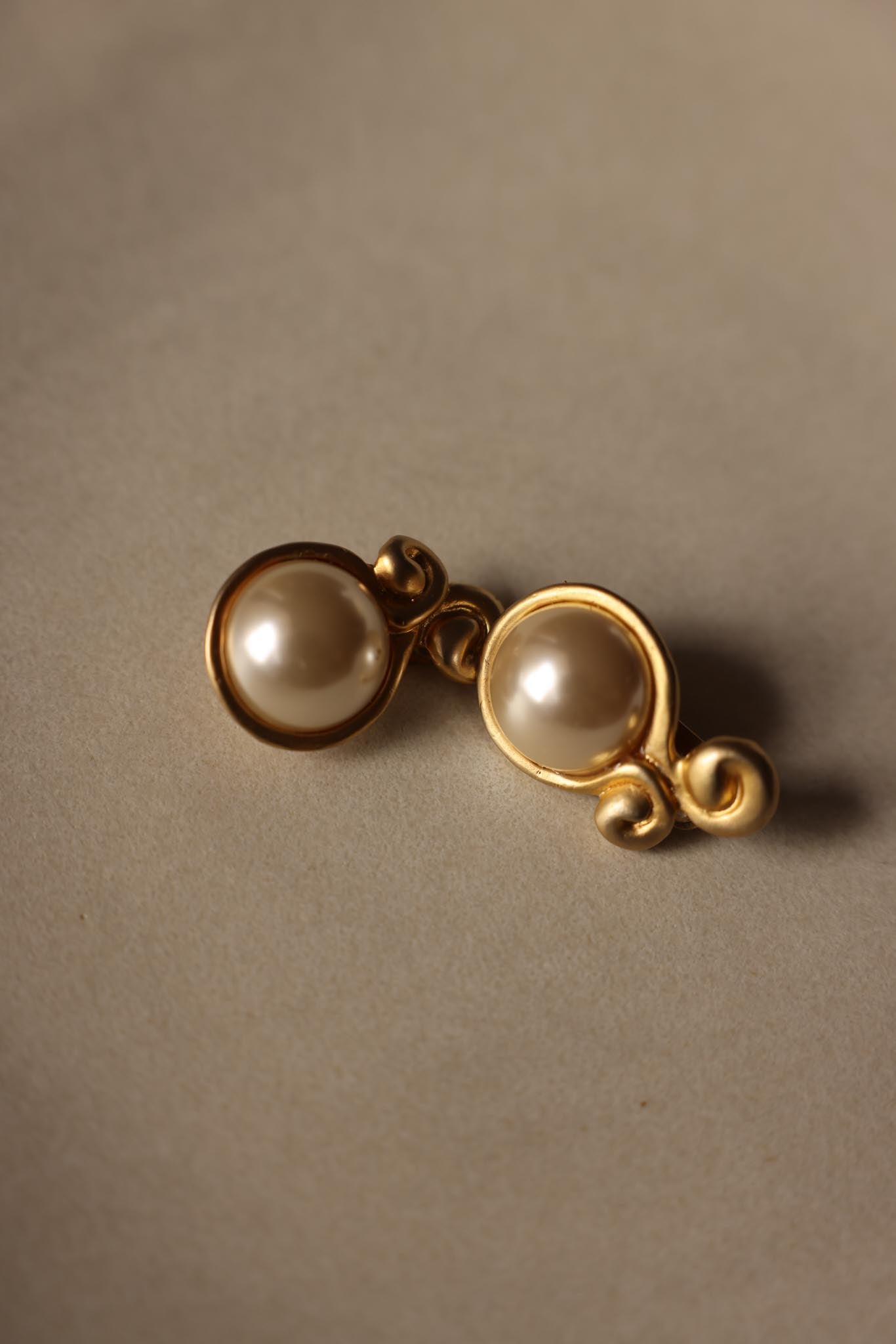 Golden Swirl Pearl Earrings|Vintage Baazaar 