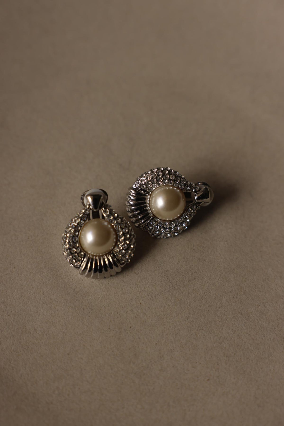 Silvertone Fan-Shaped Faux Pearl & Clear Rhinestone Clip-Ons|Vintage Baazaar 