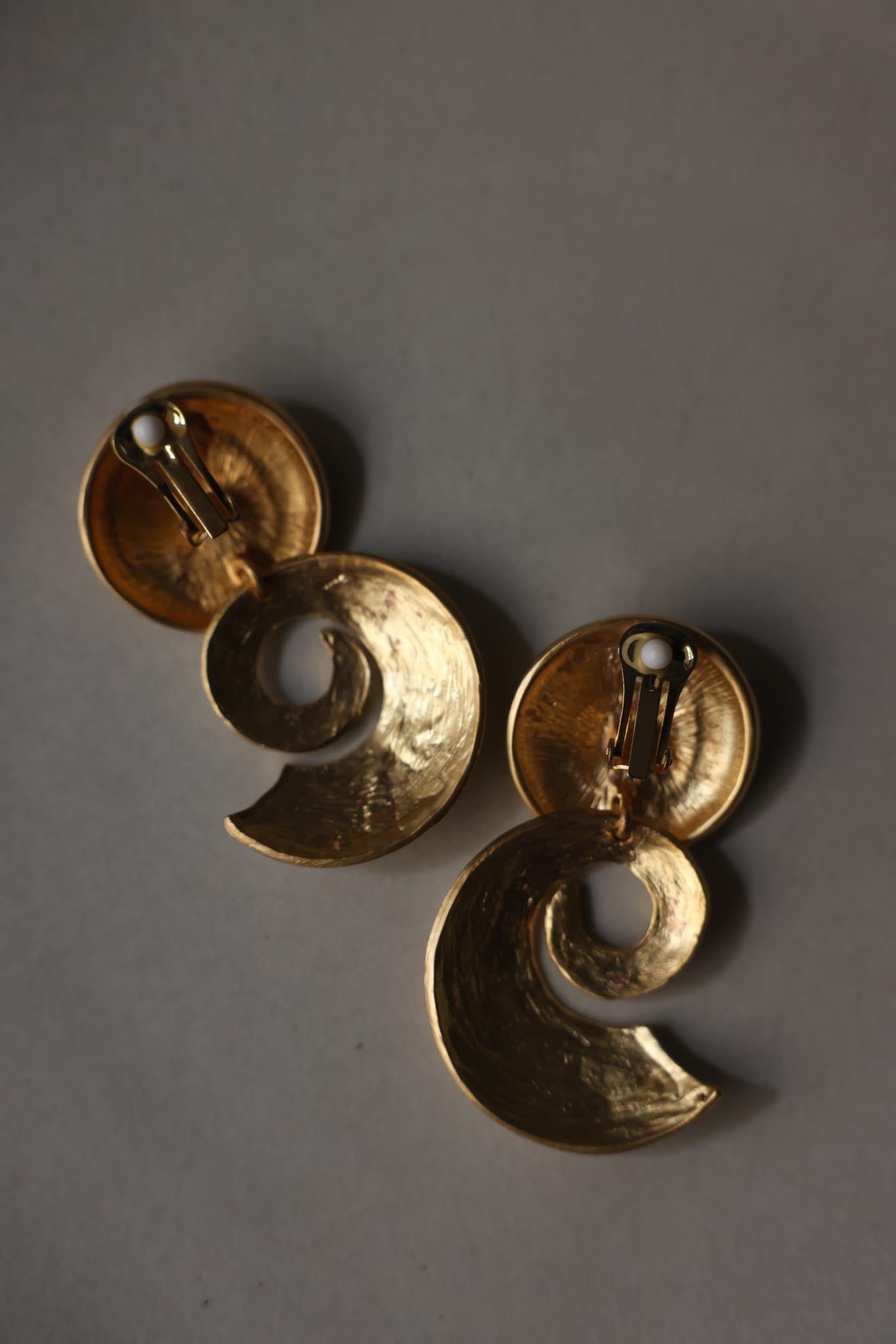 1980s Matte Gold Spiral Statement Clip-On Earrings|Vintage Baazaar 