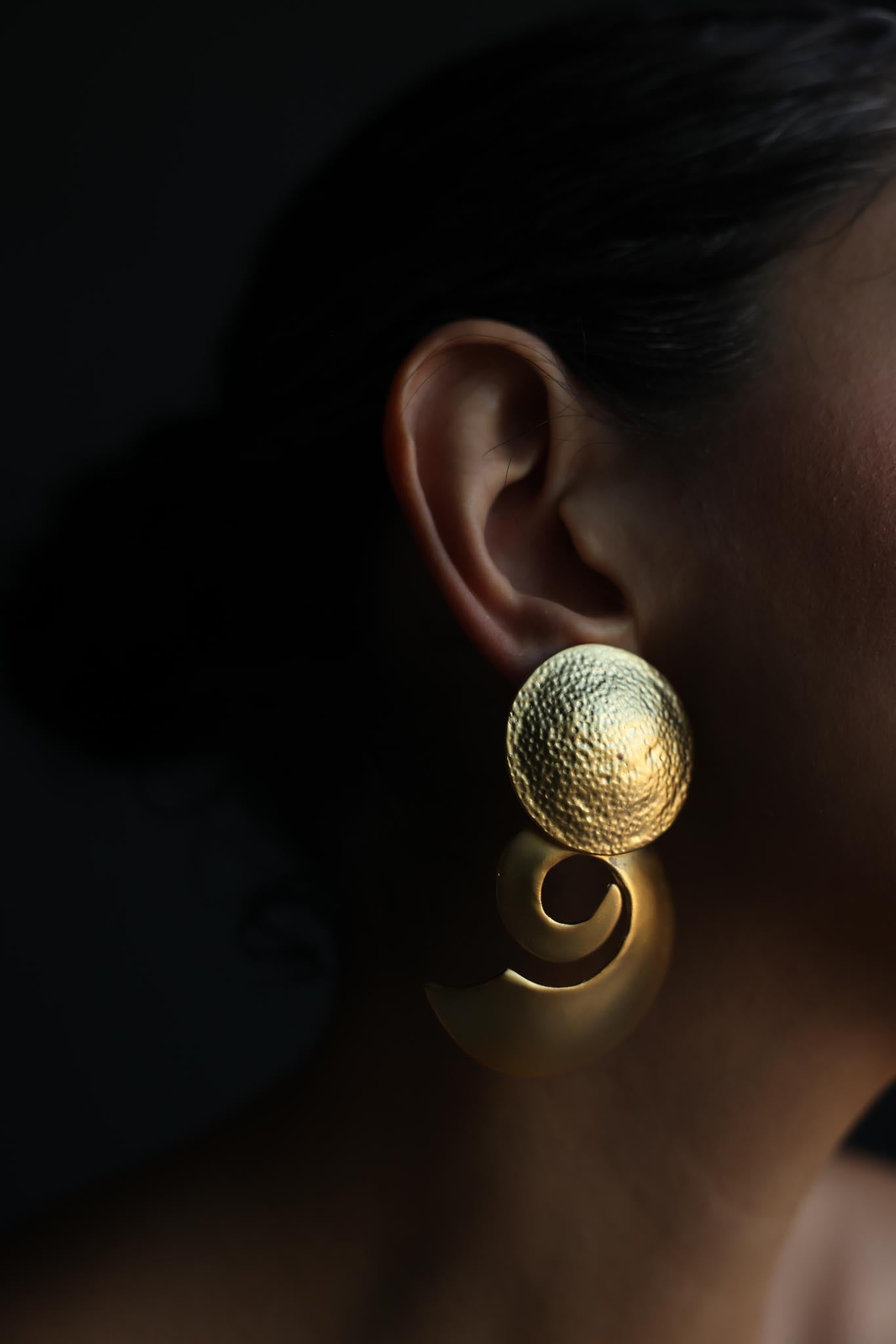 1980s Matte Gold Spiral Statement Clip-On Earrings|Vintage Baazaar 