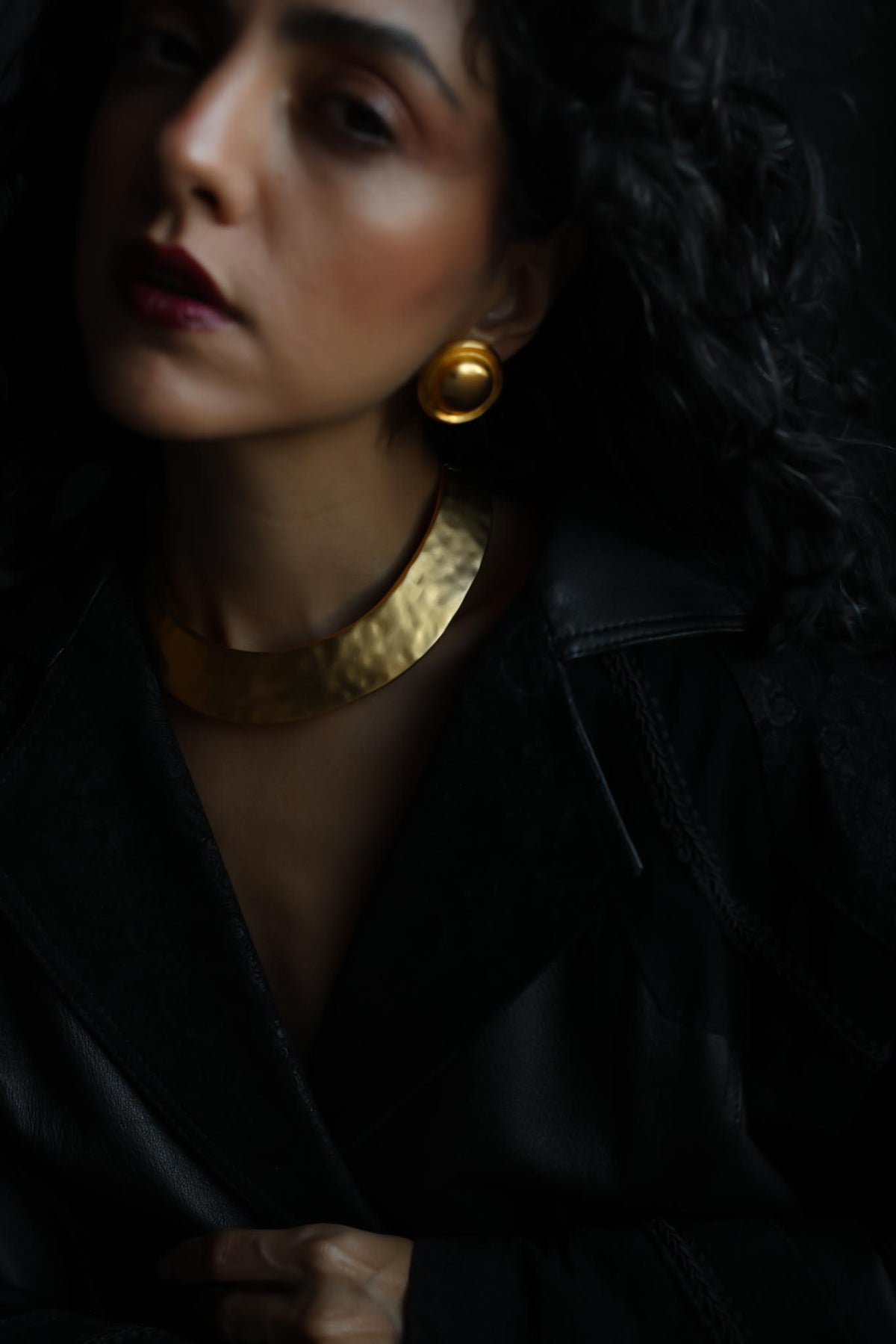 1980s Givenchy Matte Gold Hammered Hinged Collar Necklace|Vintage Baazaar 