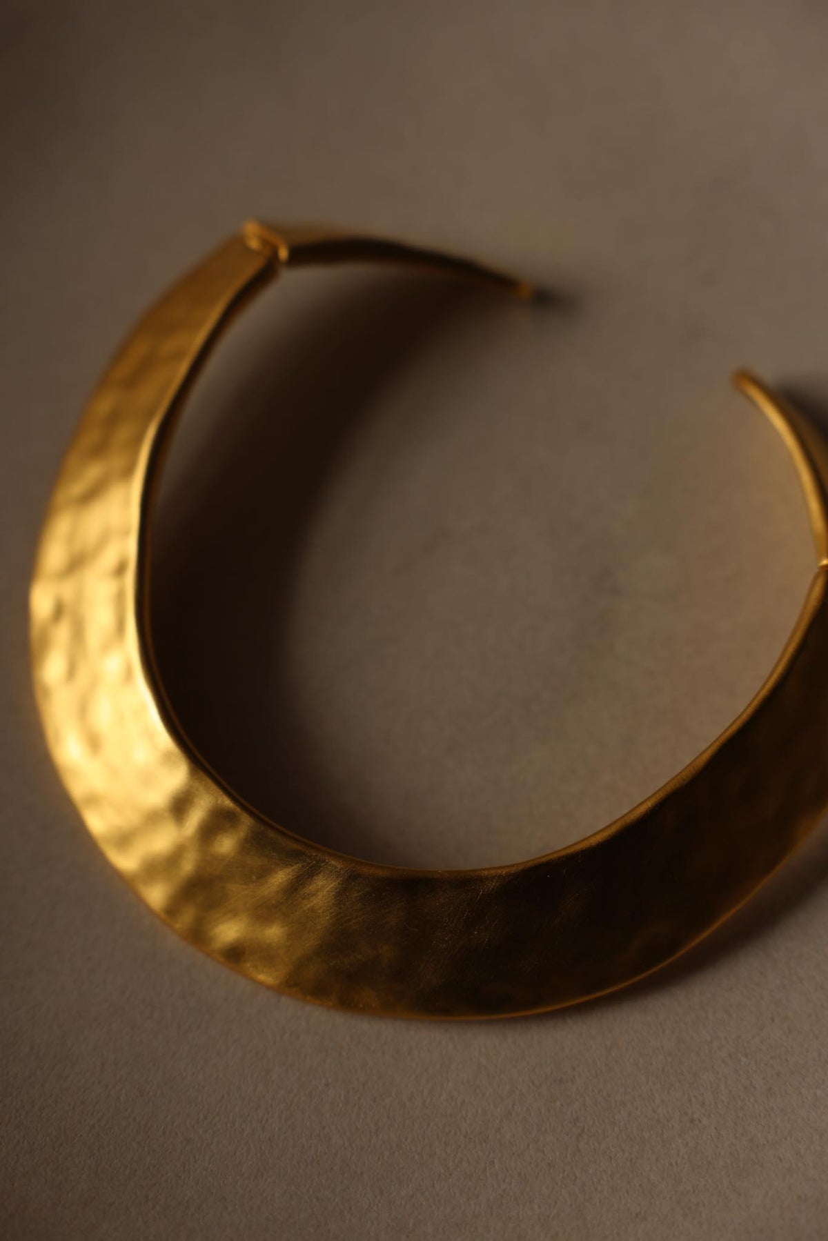 1980s Givenchy Matte Gold Hammered Hinged Collar Necklace|Vintage Baazaar 