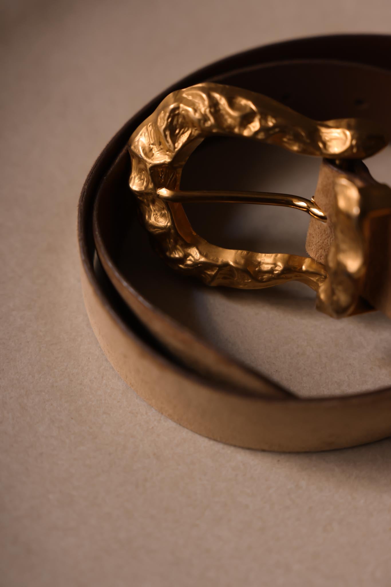 1980s Ellen Tracy Italian Suede Belt With Hammered Gold Buckle|Vintage Baazaar 