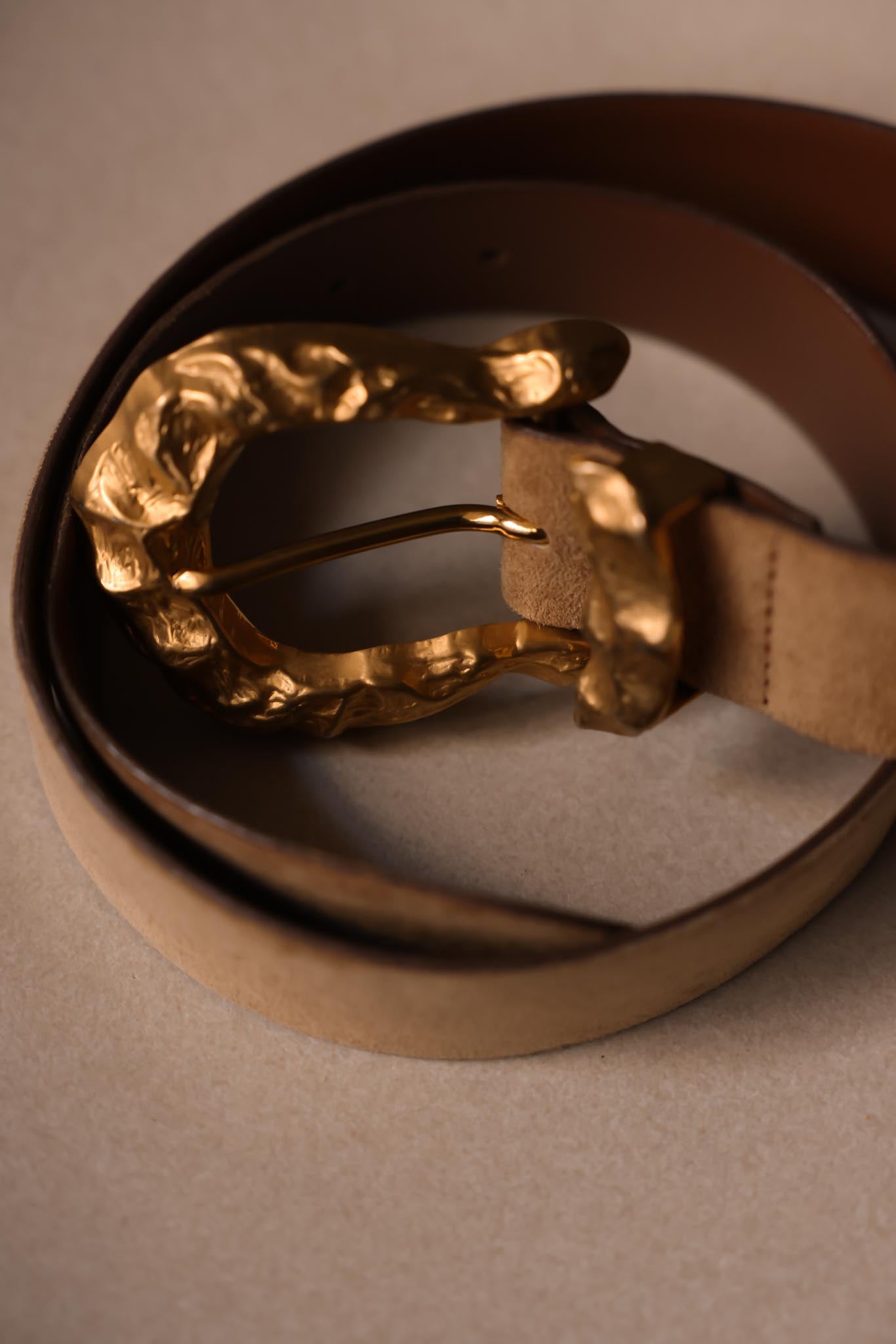 1980s Ellen Tracy Italian Suede Belt With Hammered Gold Buckle|Vintage Baazaar 