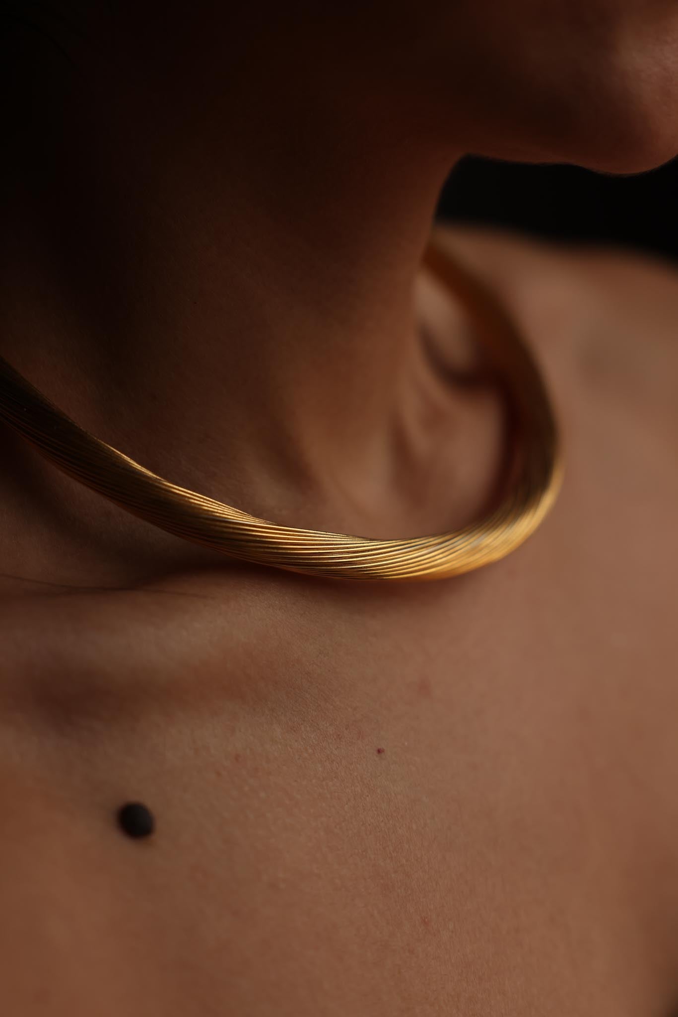 Gold-Toned Heavy Wire Choker Necklace|Vintage Baazaar 
